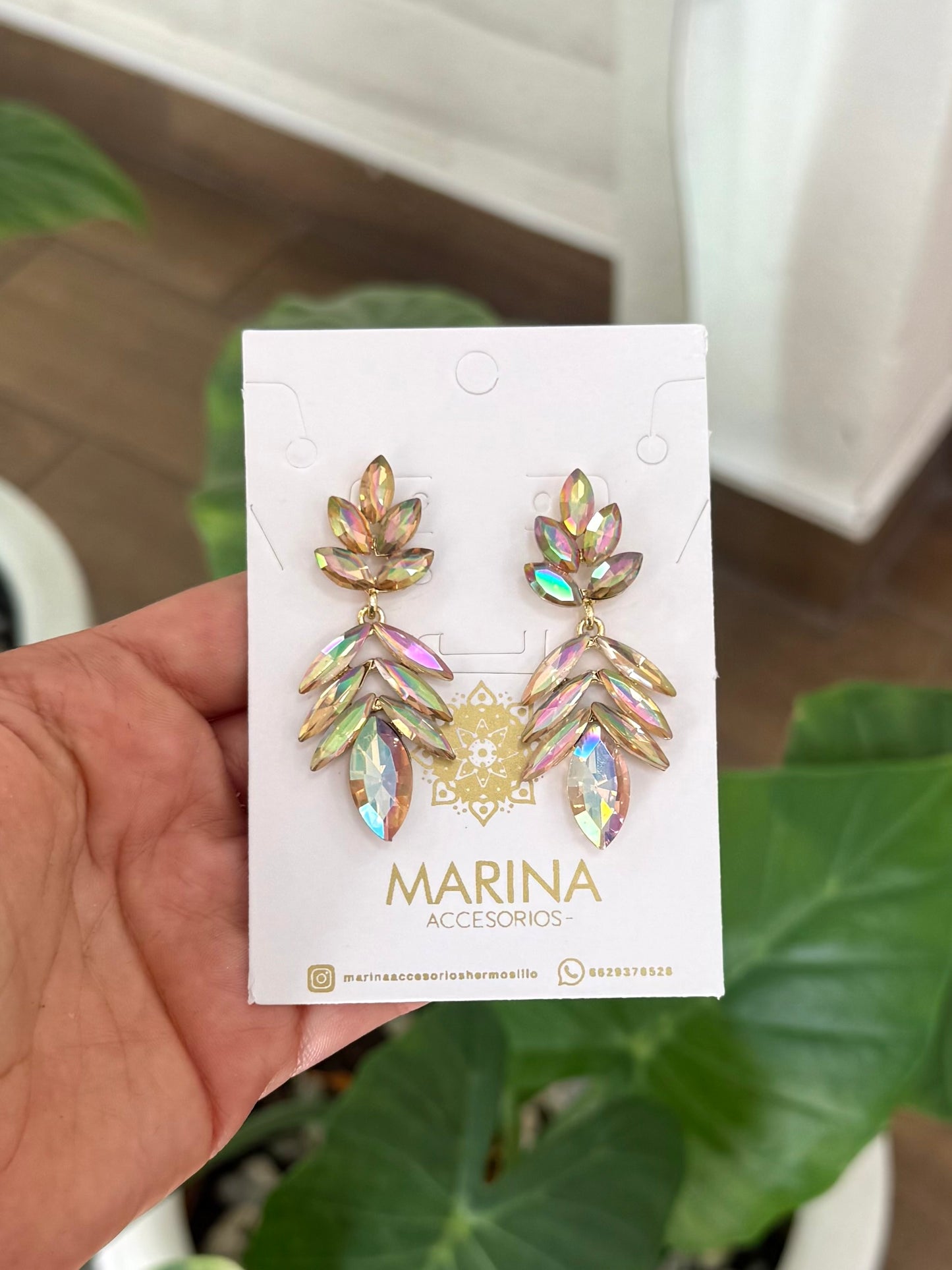 Aretes de pedrería dorados