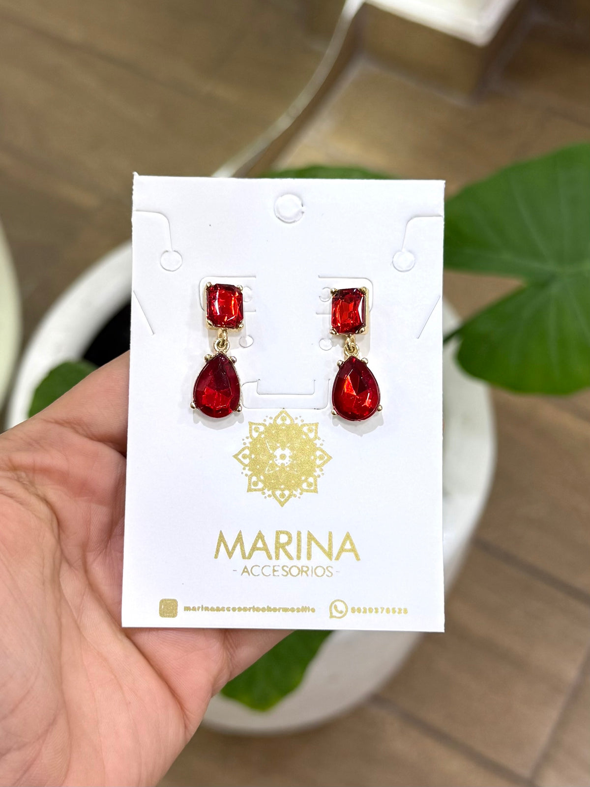 Aretes de pedrería rojo