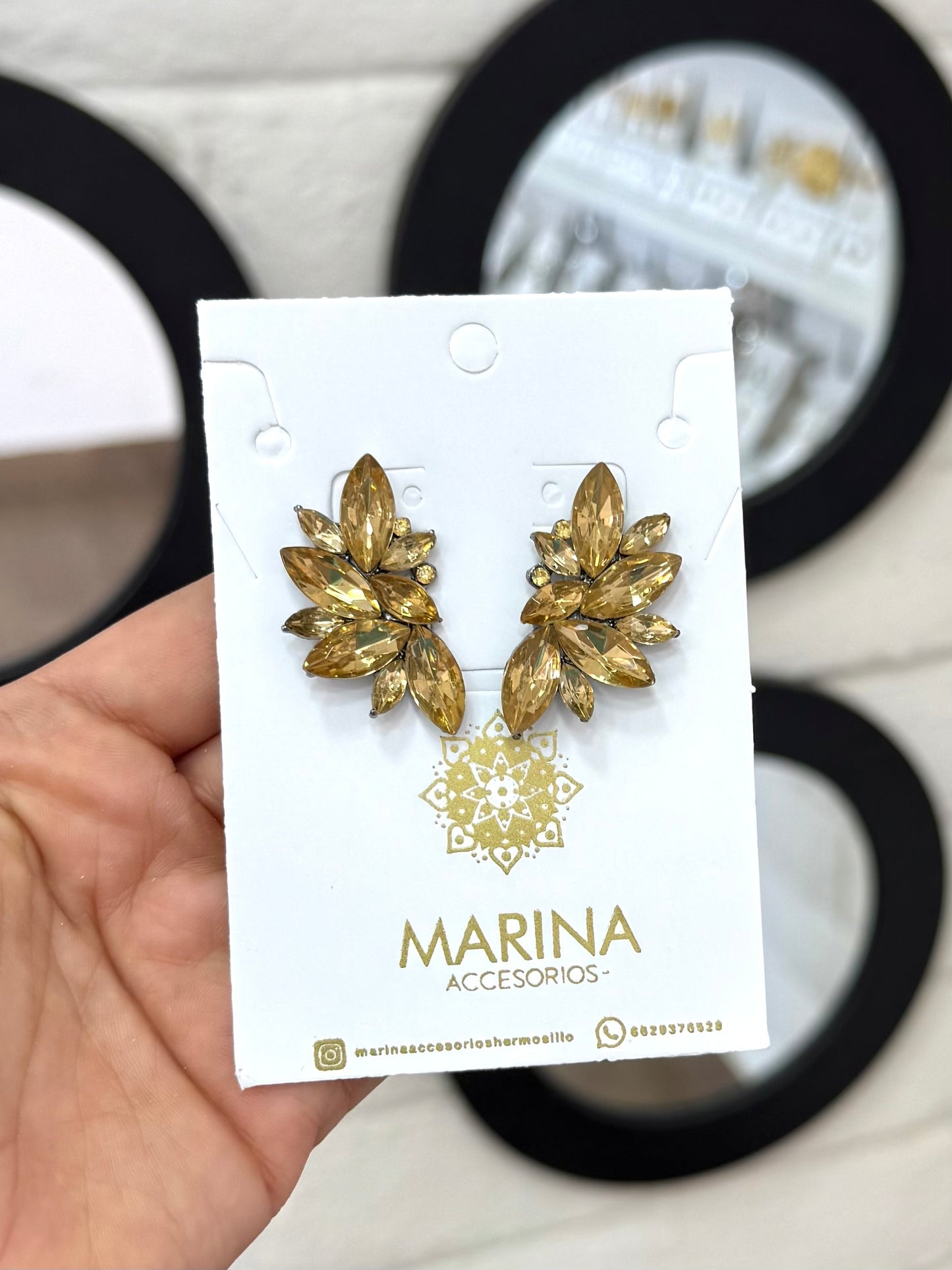 Aretes de pedrería dorados
