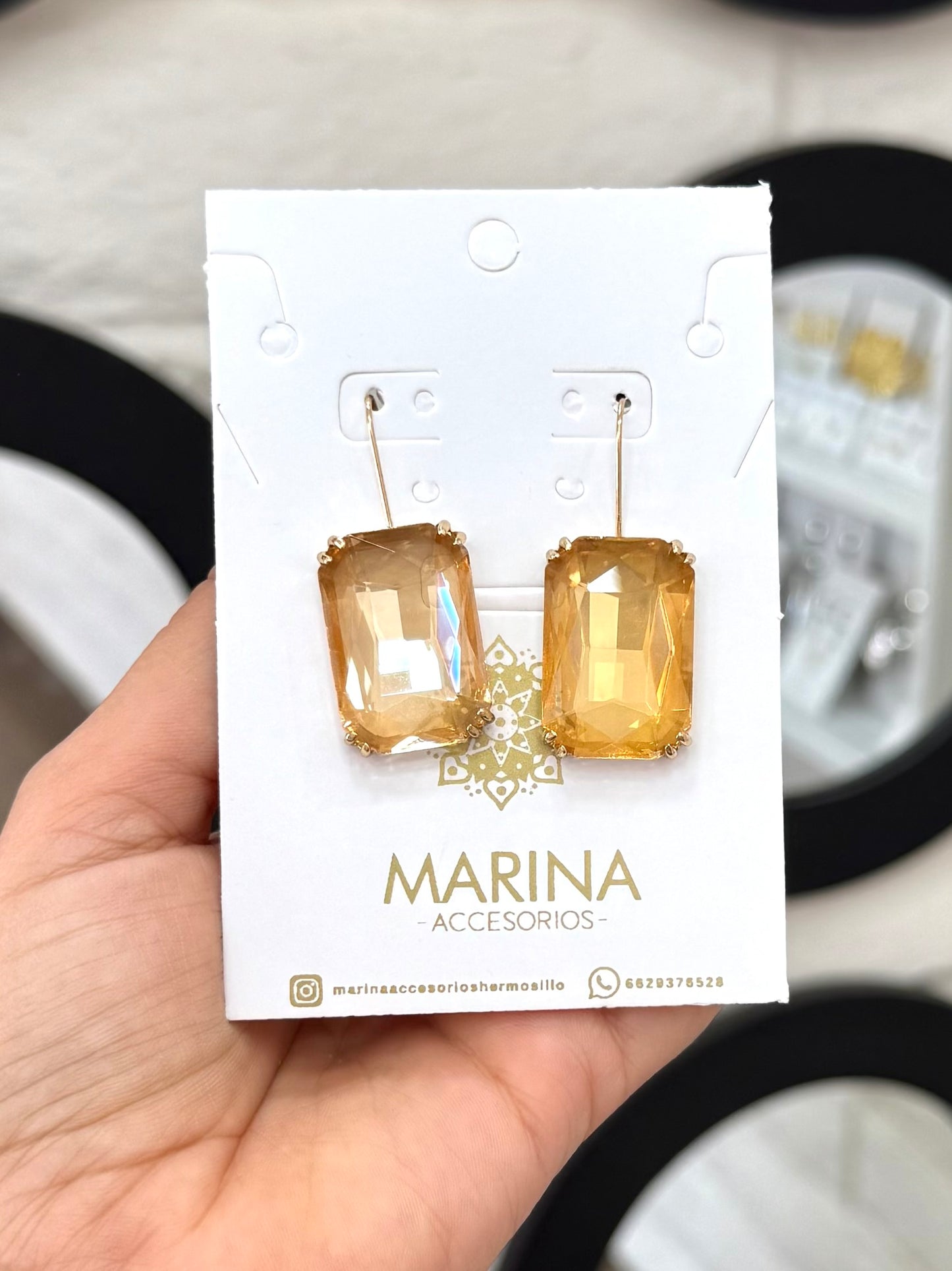 Aretes de pedrería dorados