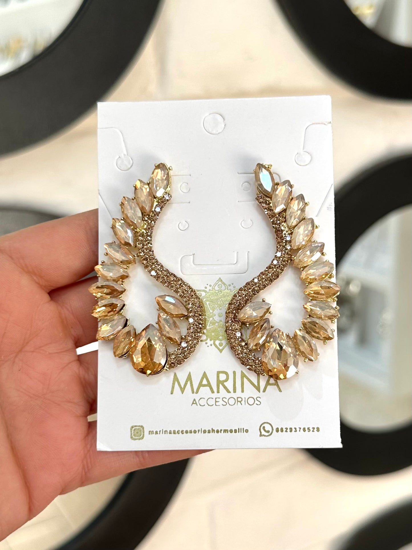 Aretes de pedrería dorados