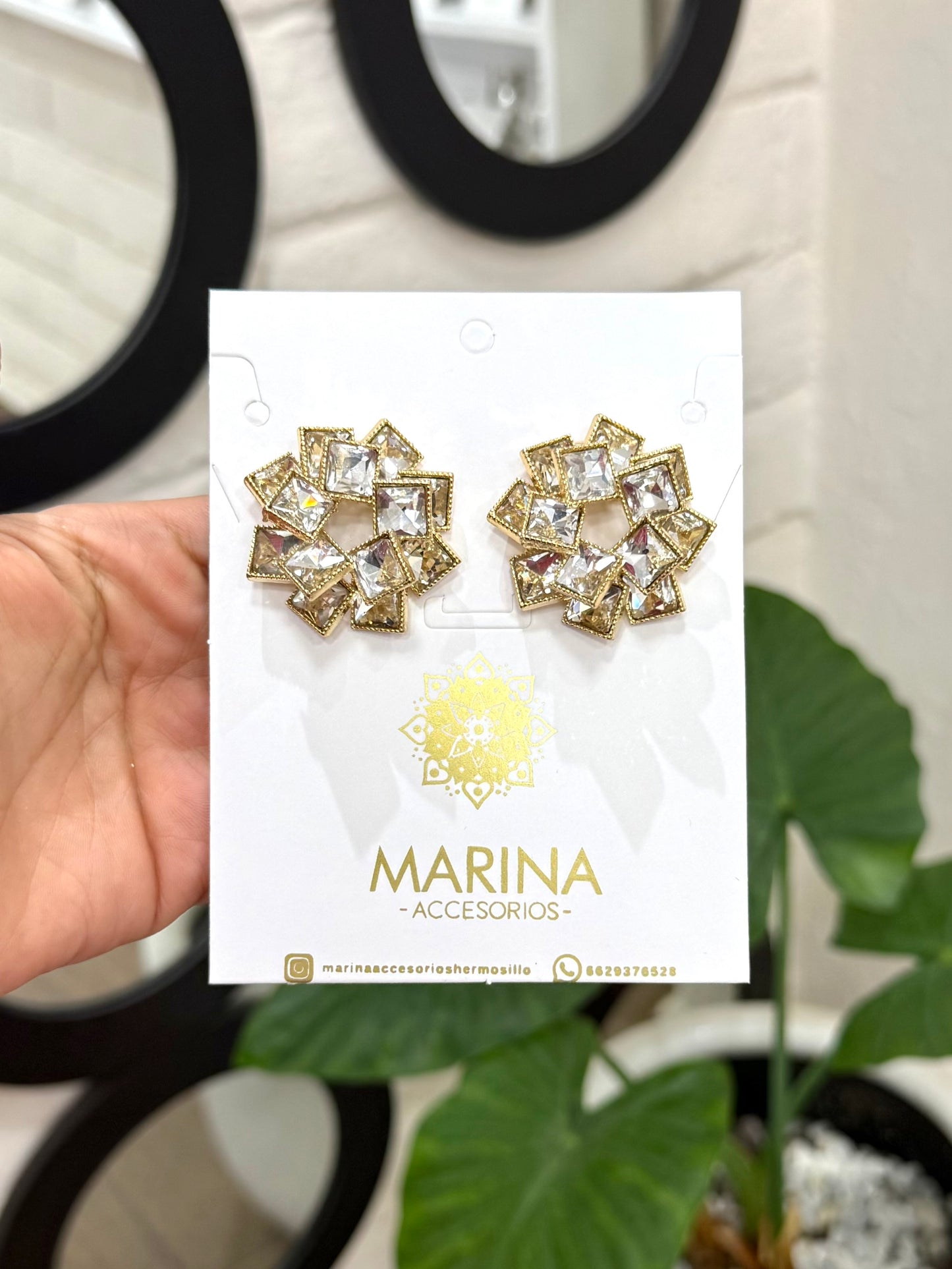 Aretes de pedrería dorados