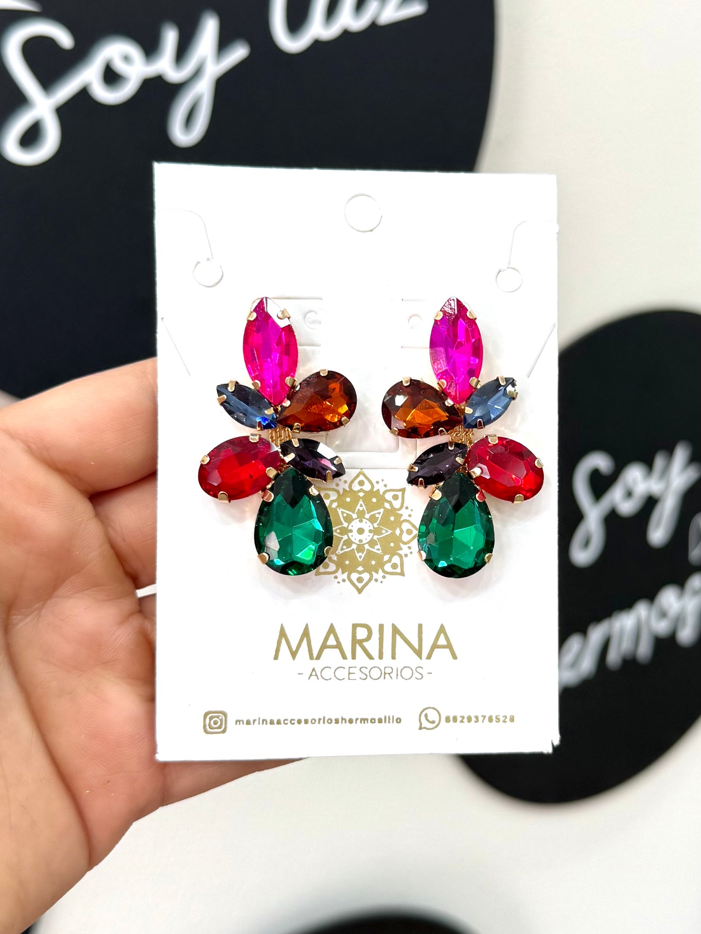 Aretes de pedrería multicolor