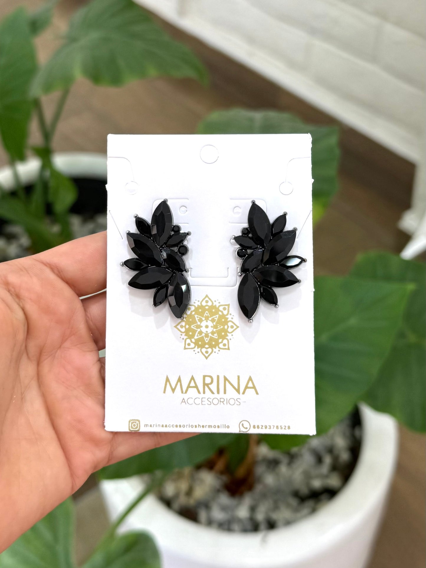 Aretes de pedrería negros