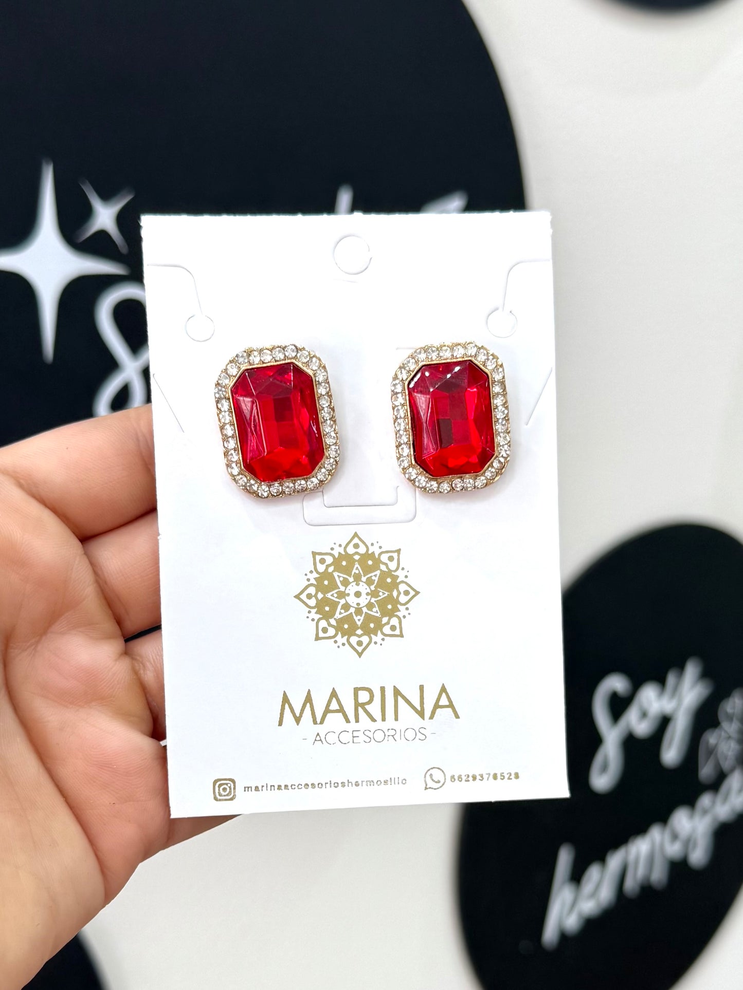 Aretes de pedrería rojo