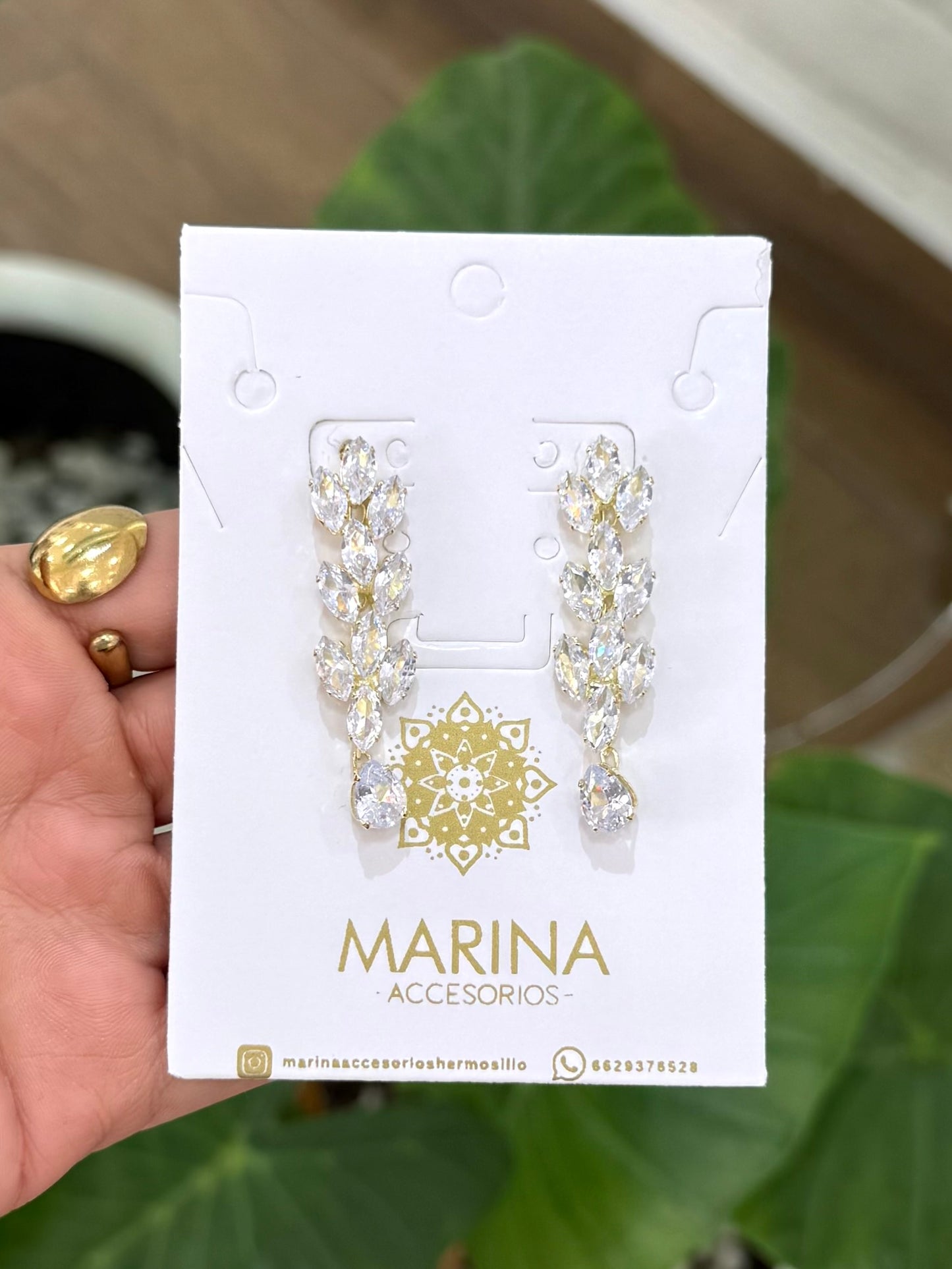 Aretes de pedrería dorados