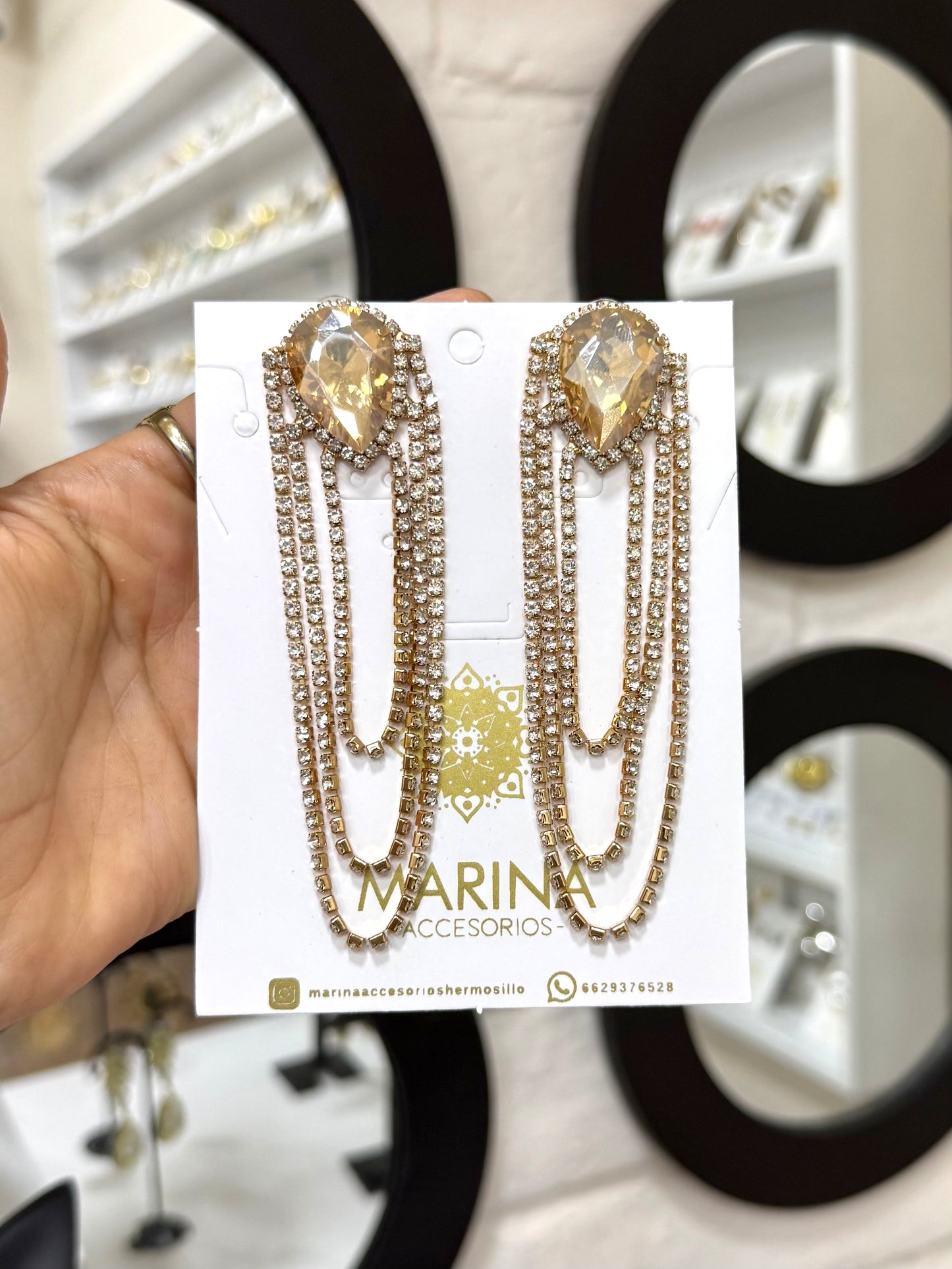 Aretes de pedrería dorados