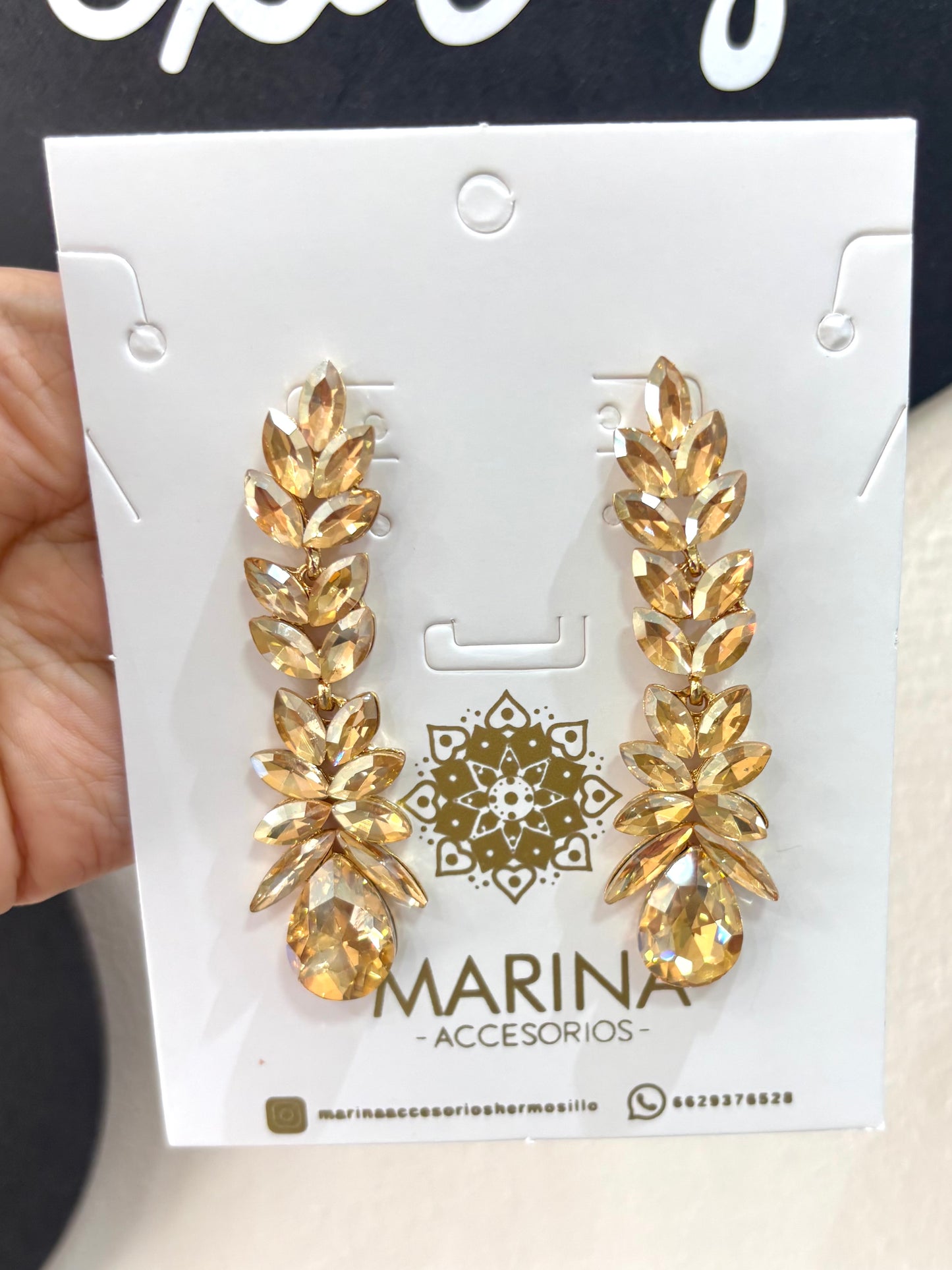 Aretes de pedrería dorados