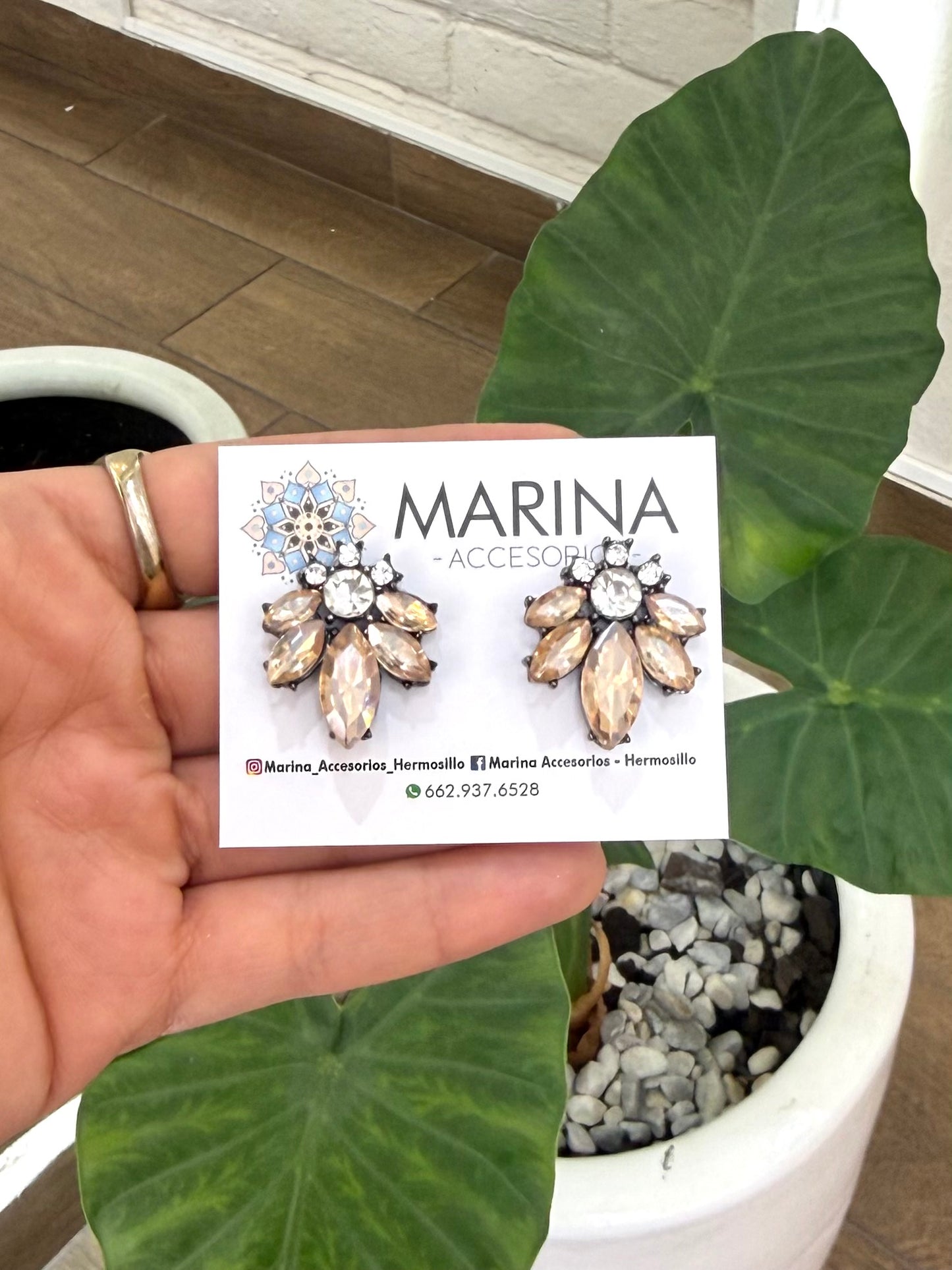Aretes de pedrería dorados