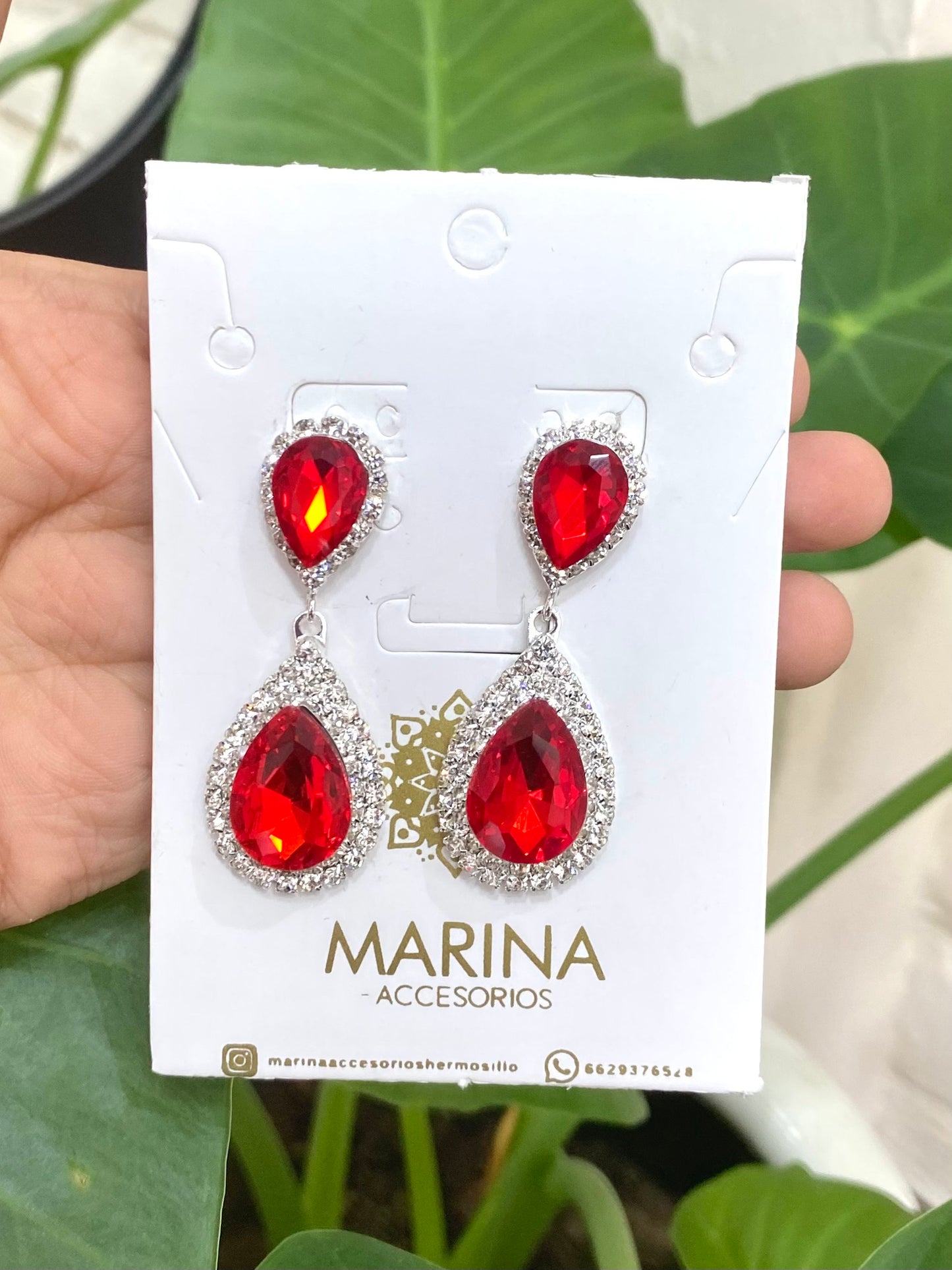 Aretes de pedrería rojo
