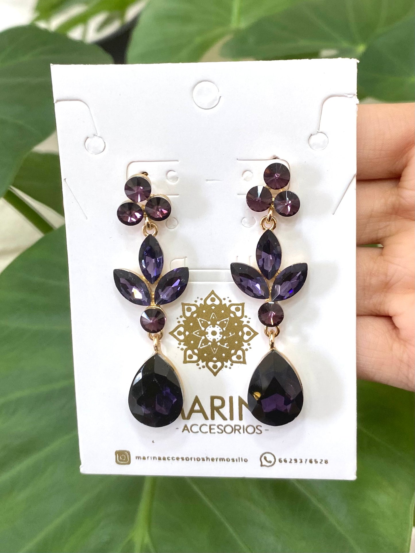 Aretes de pedrería morado