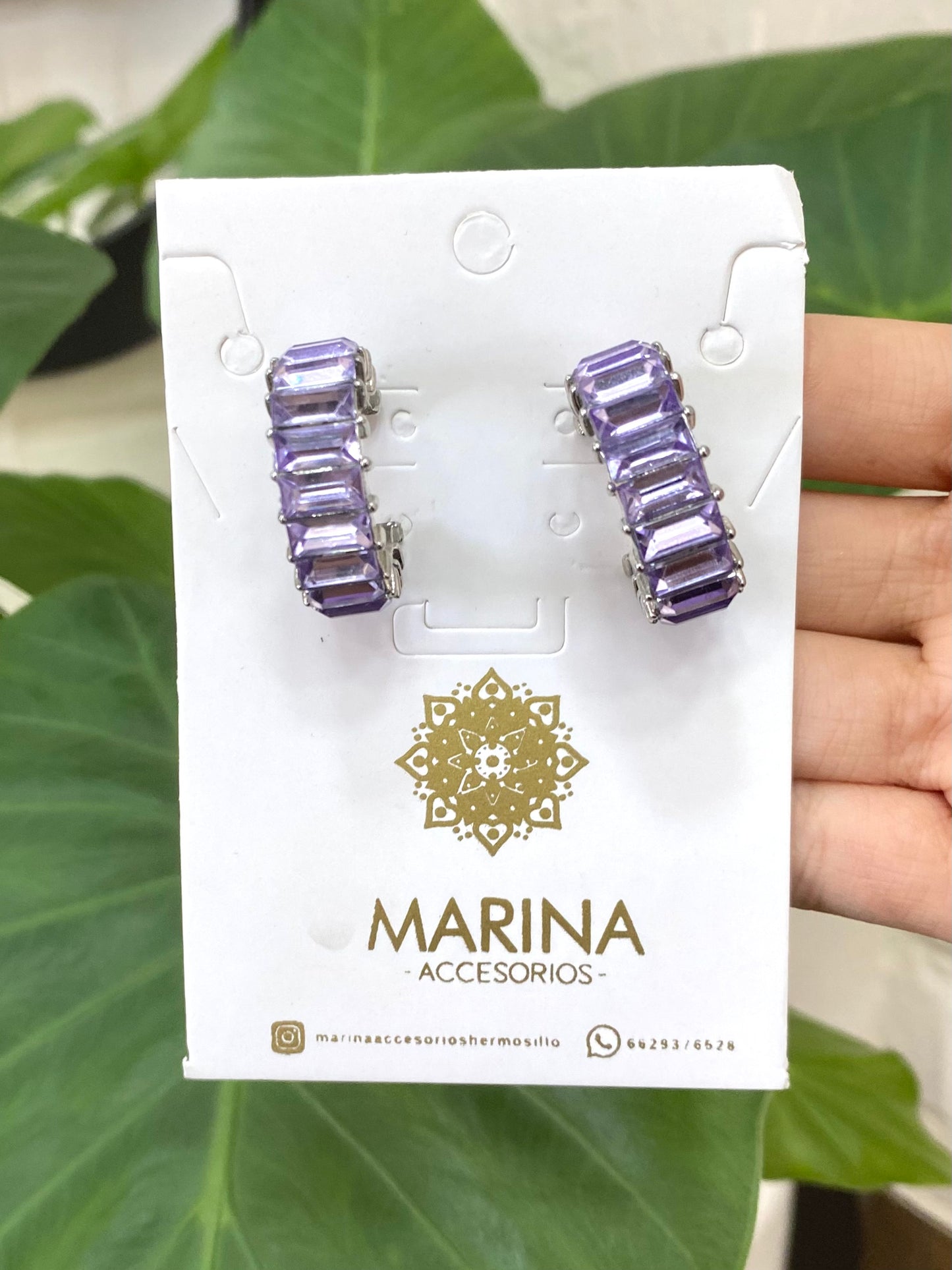 Aretes de pedrería morado