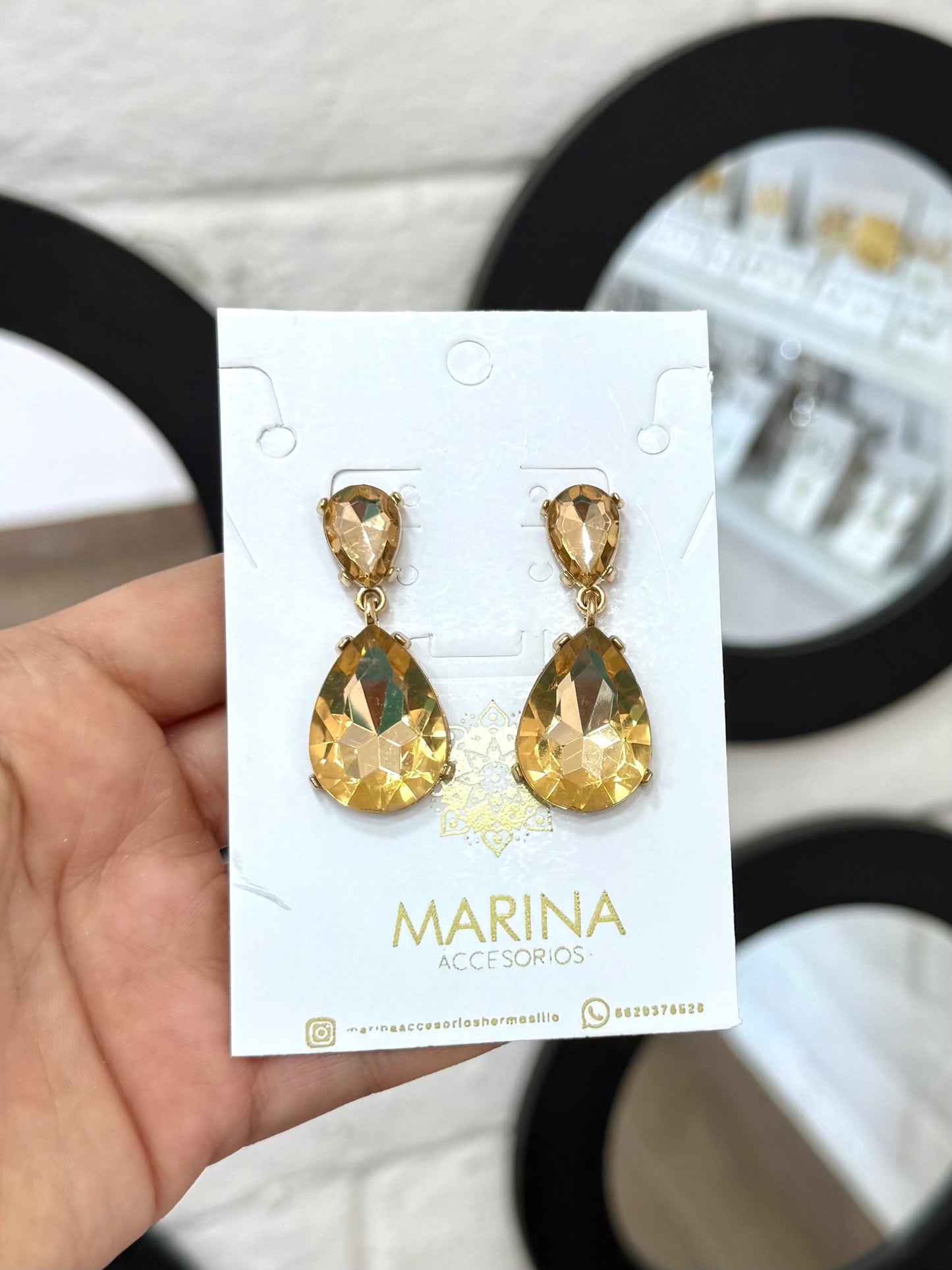 Aretes de pedrería dorados