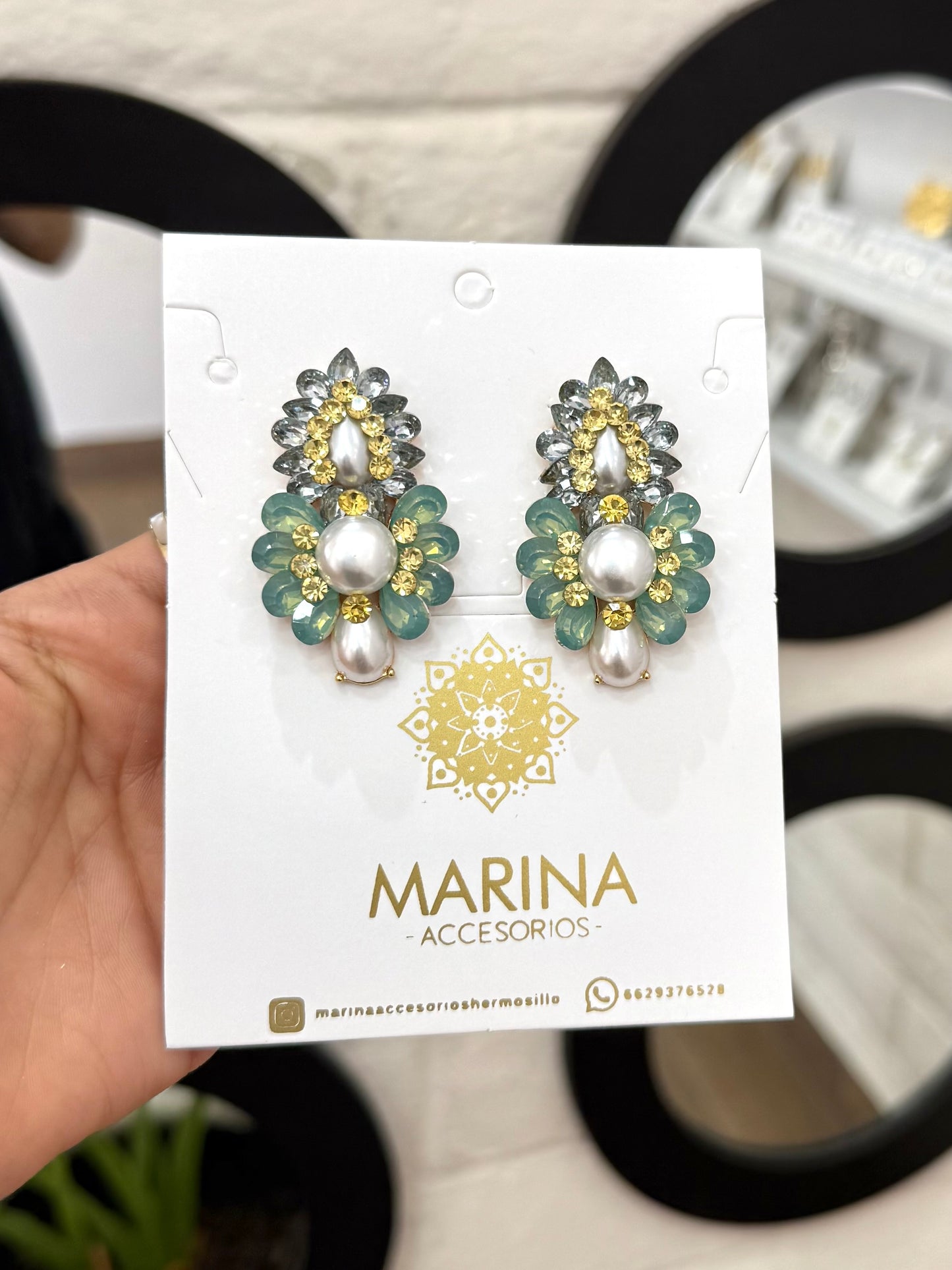Aretes de pedrería multicolor