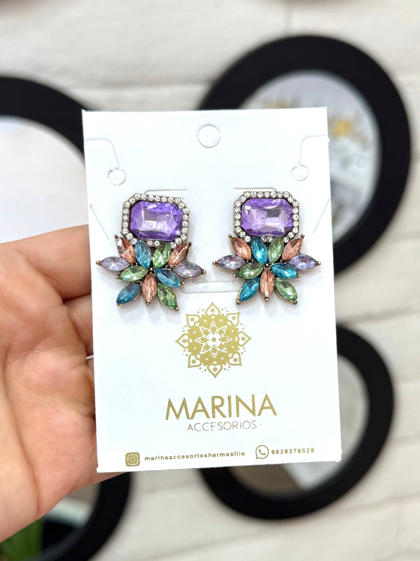 Aretes de pedrería multicolor
