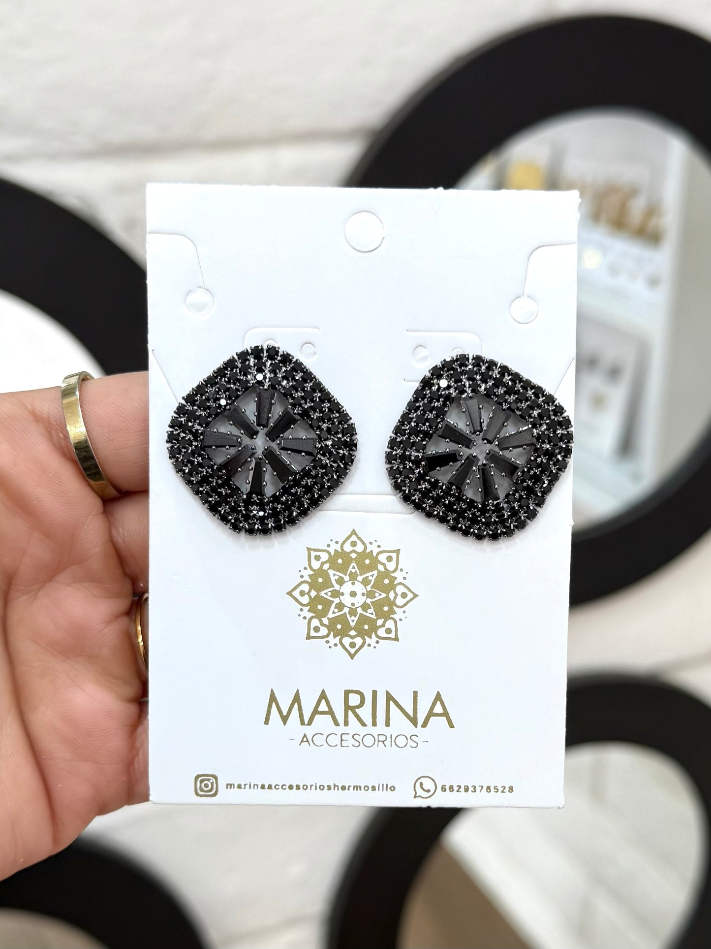 Aretes de pedrería negros