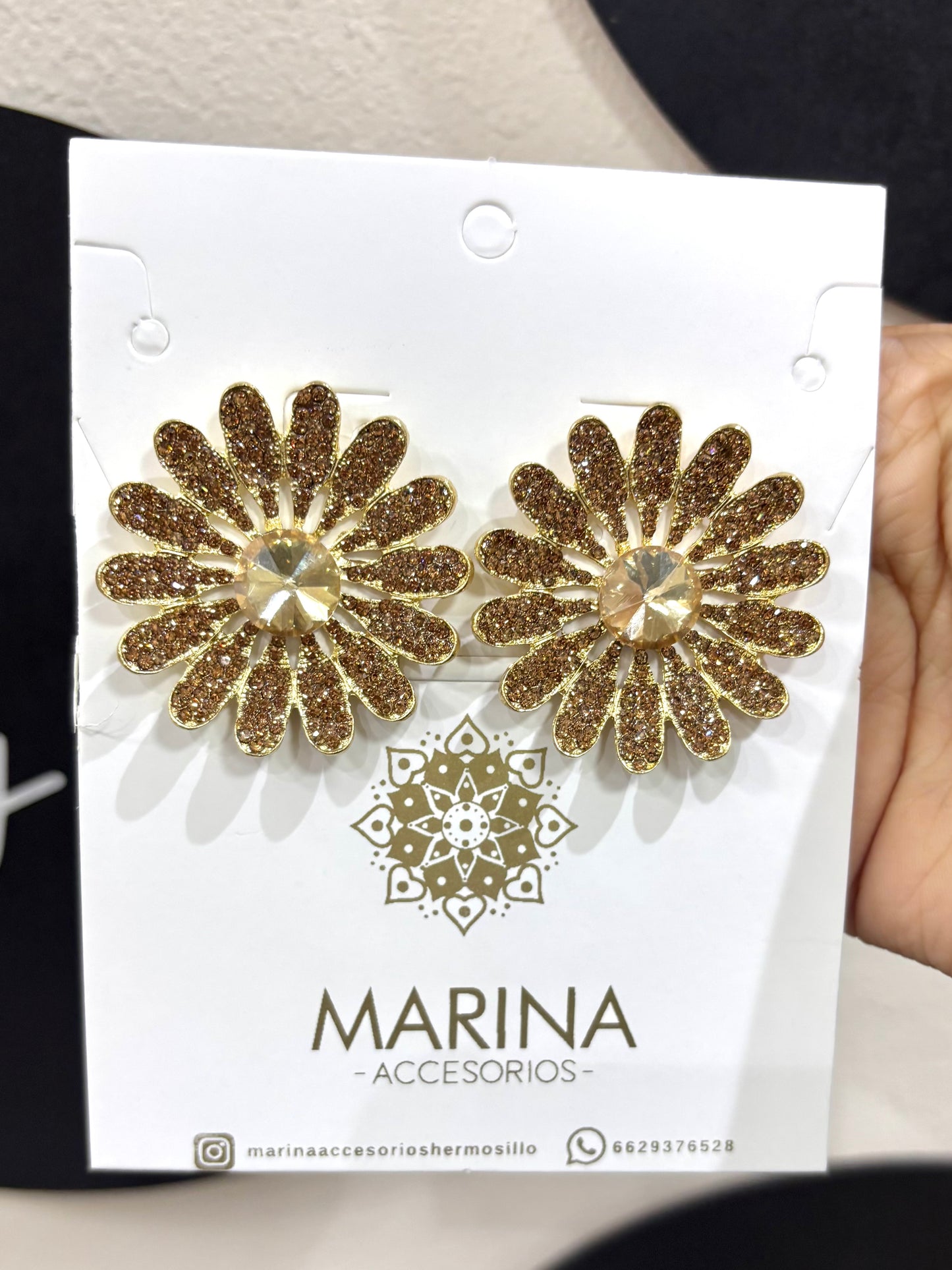 Aretes de pedrería dorados