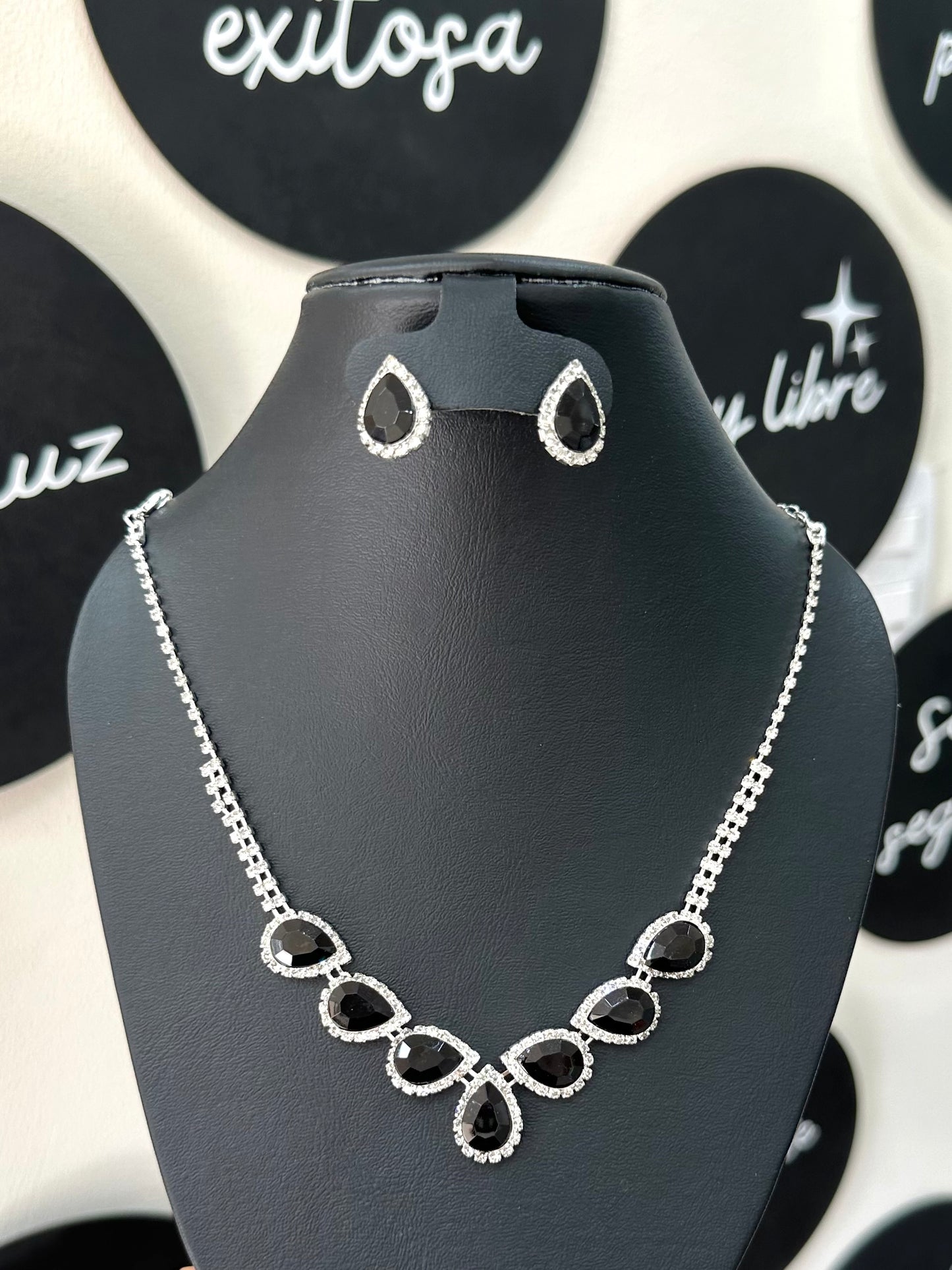 Collar piedra negra