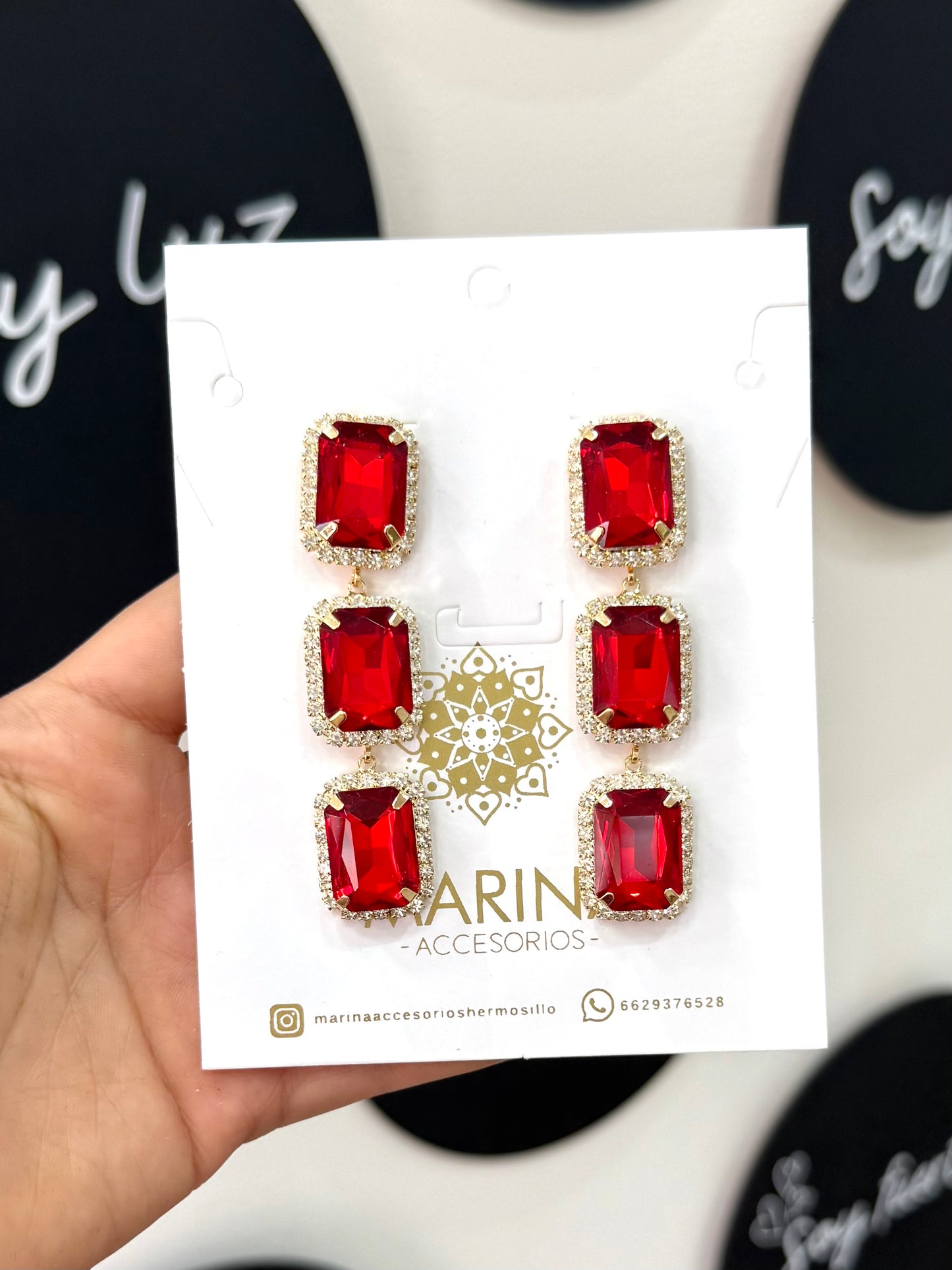 Aretes de pedrería rojo
