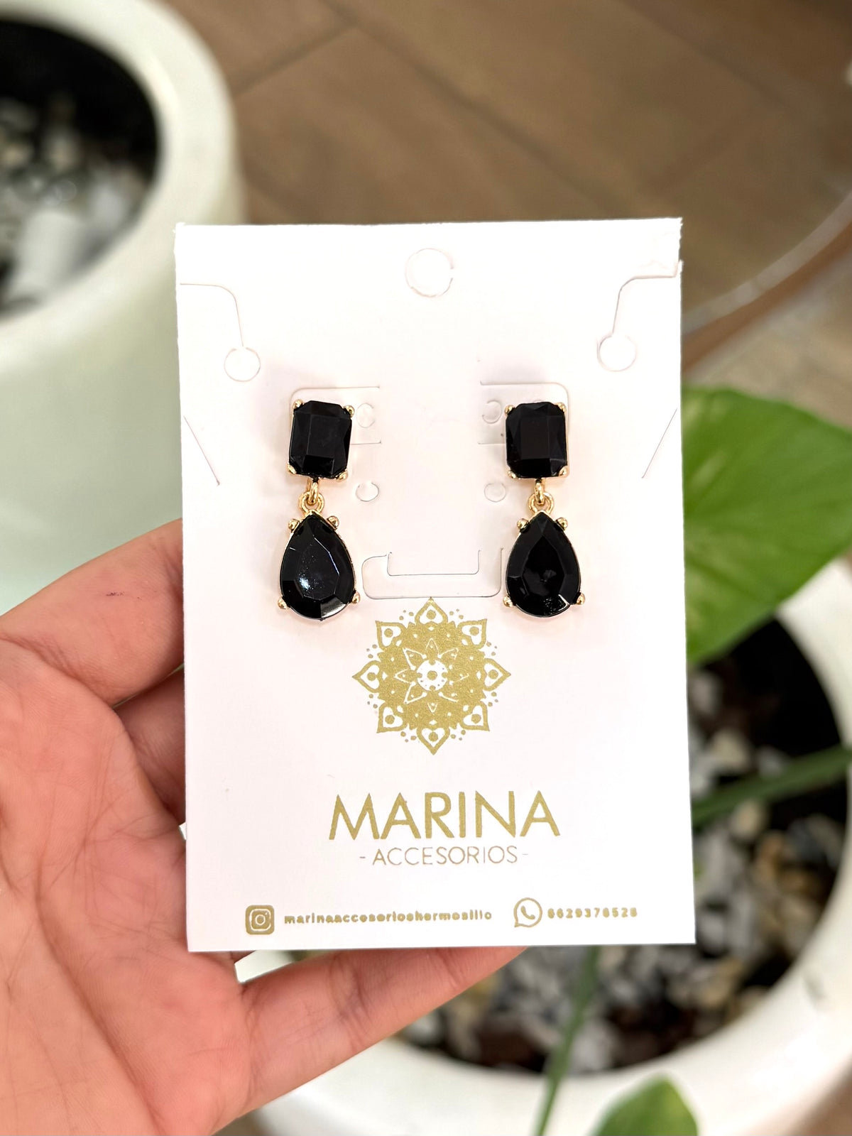 Aretes de pedrería negros