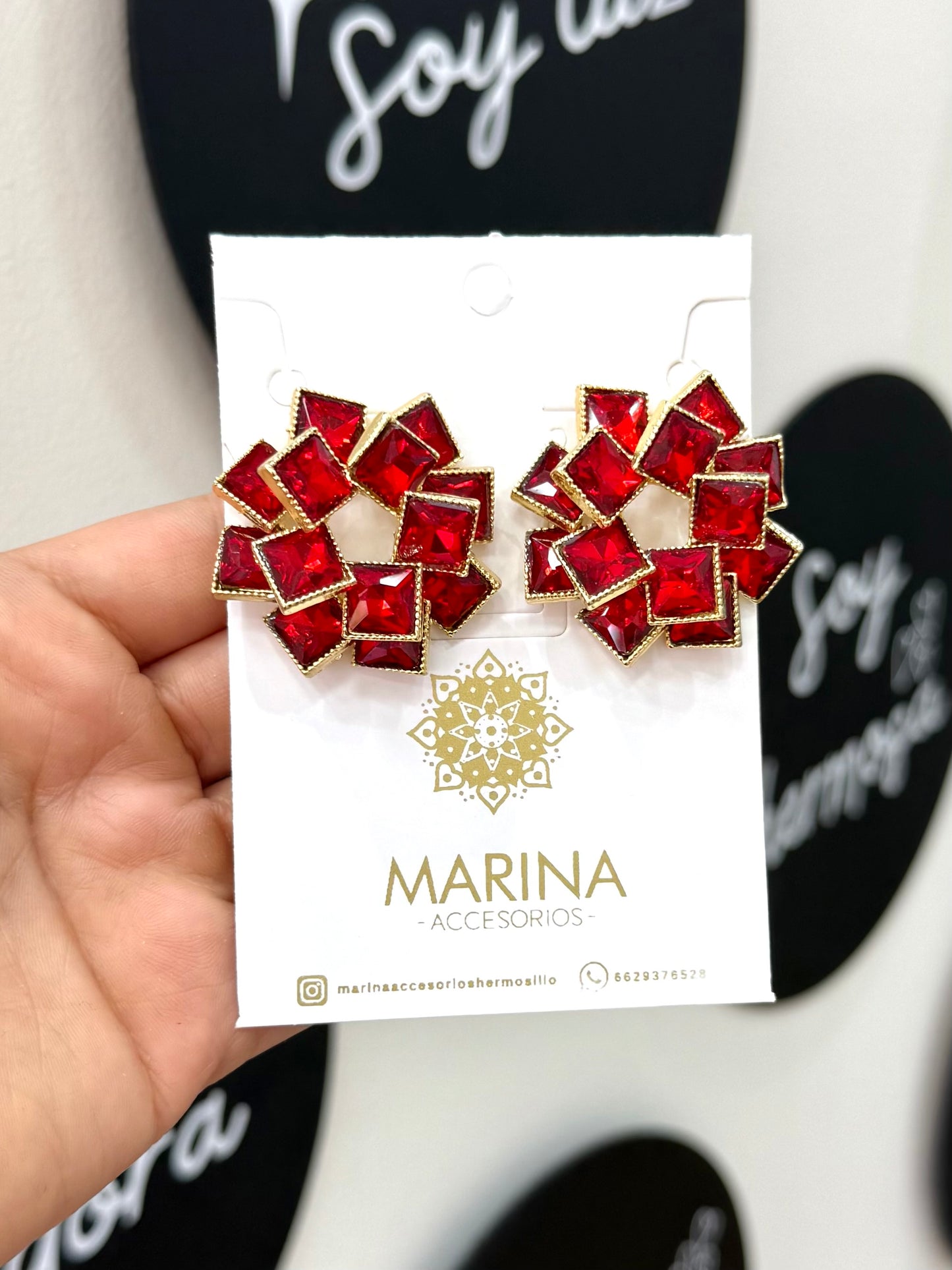 Aretes de pedrería rojo