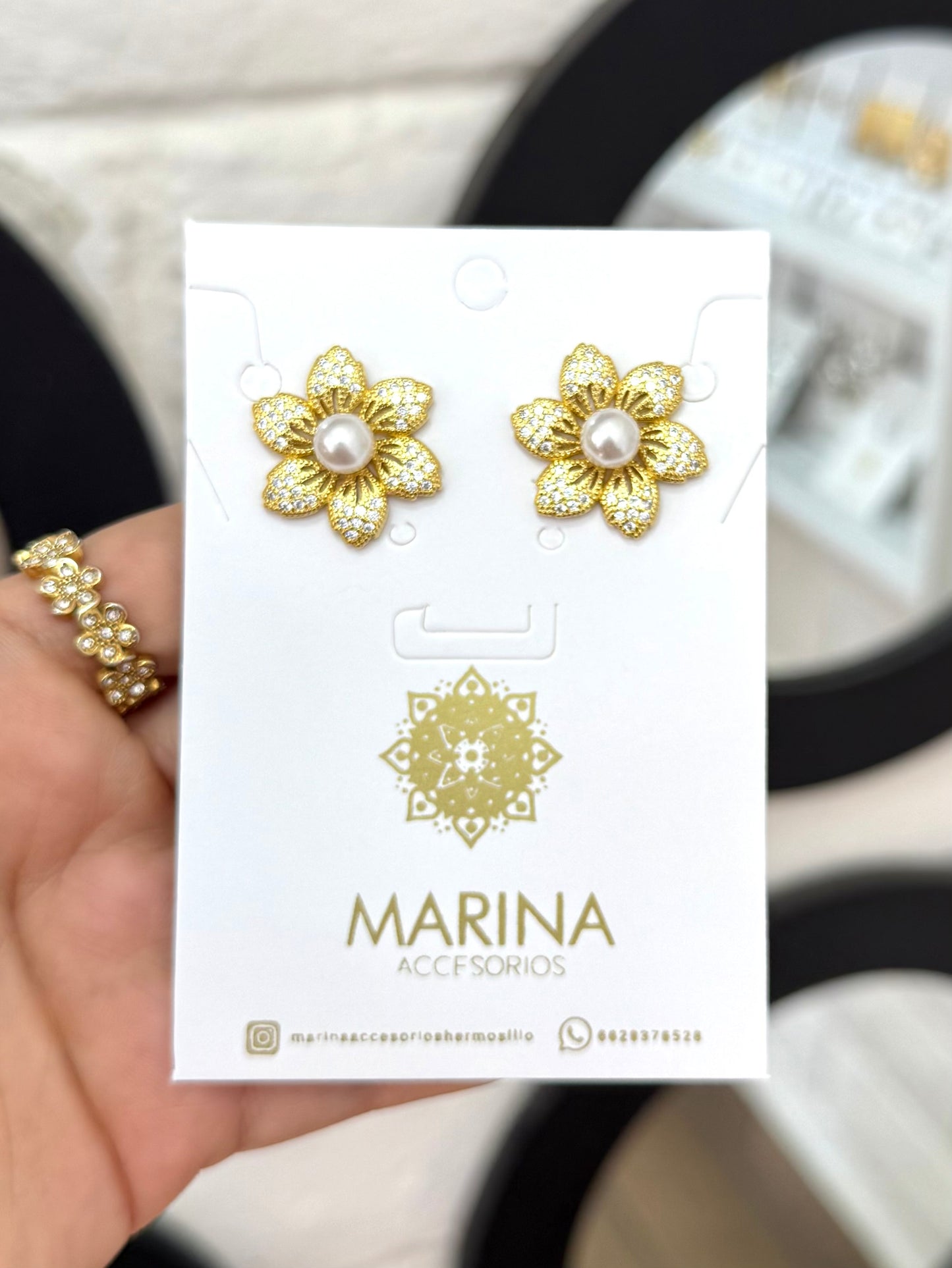 Aretes de pedrería dorados