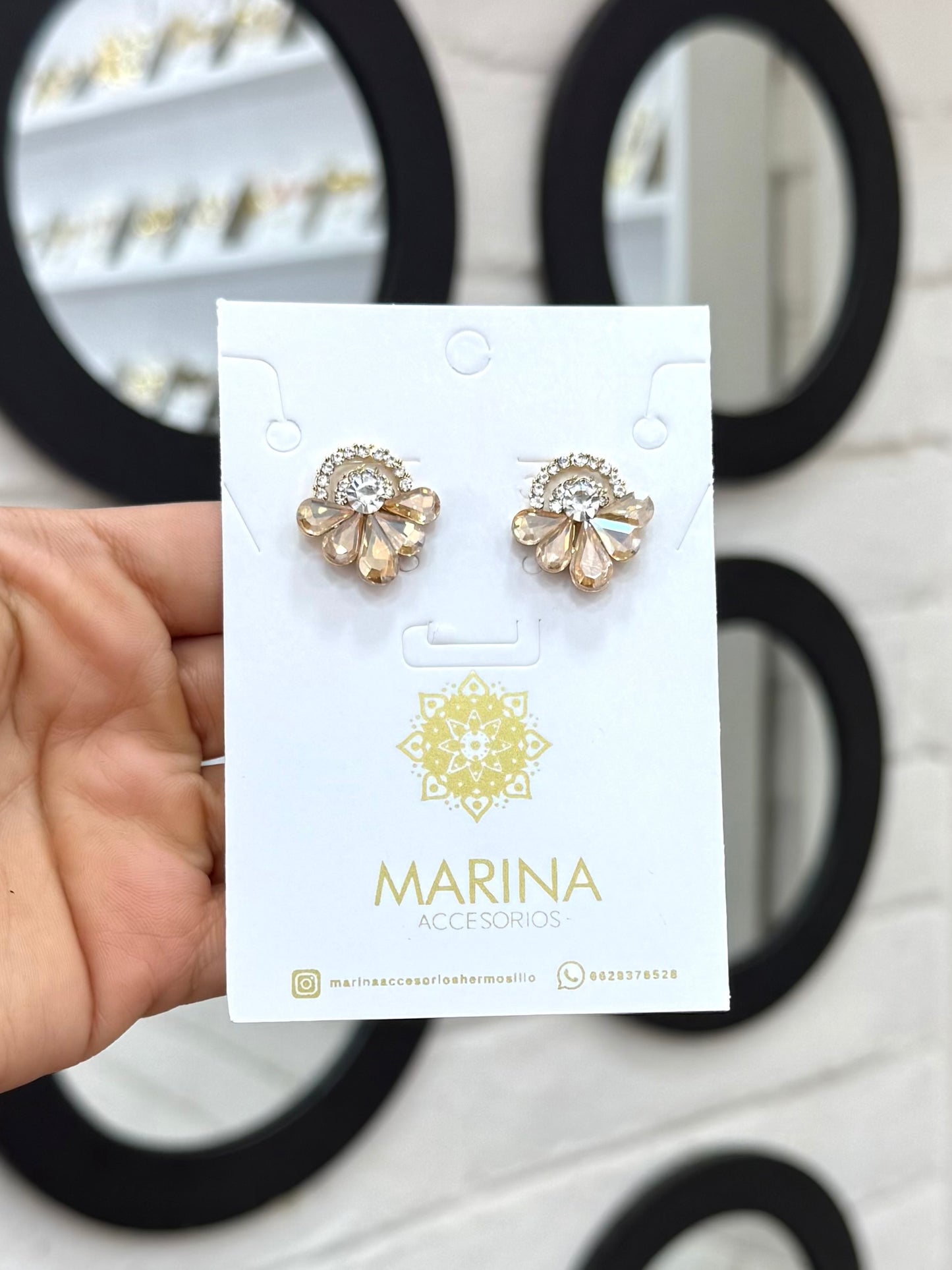 Aretes de pedrería dorados