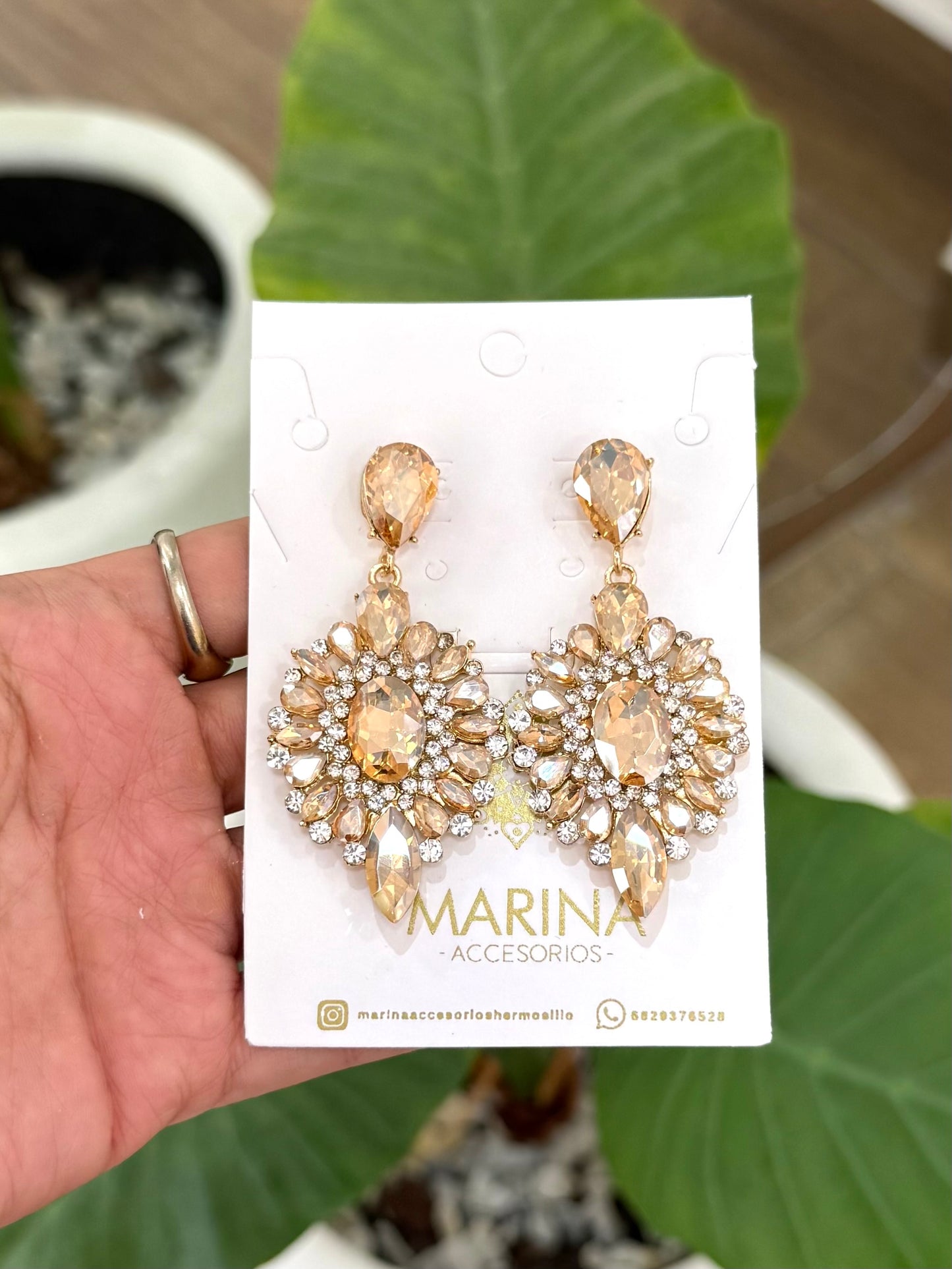 Aretes de pedrería dorados