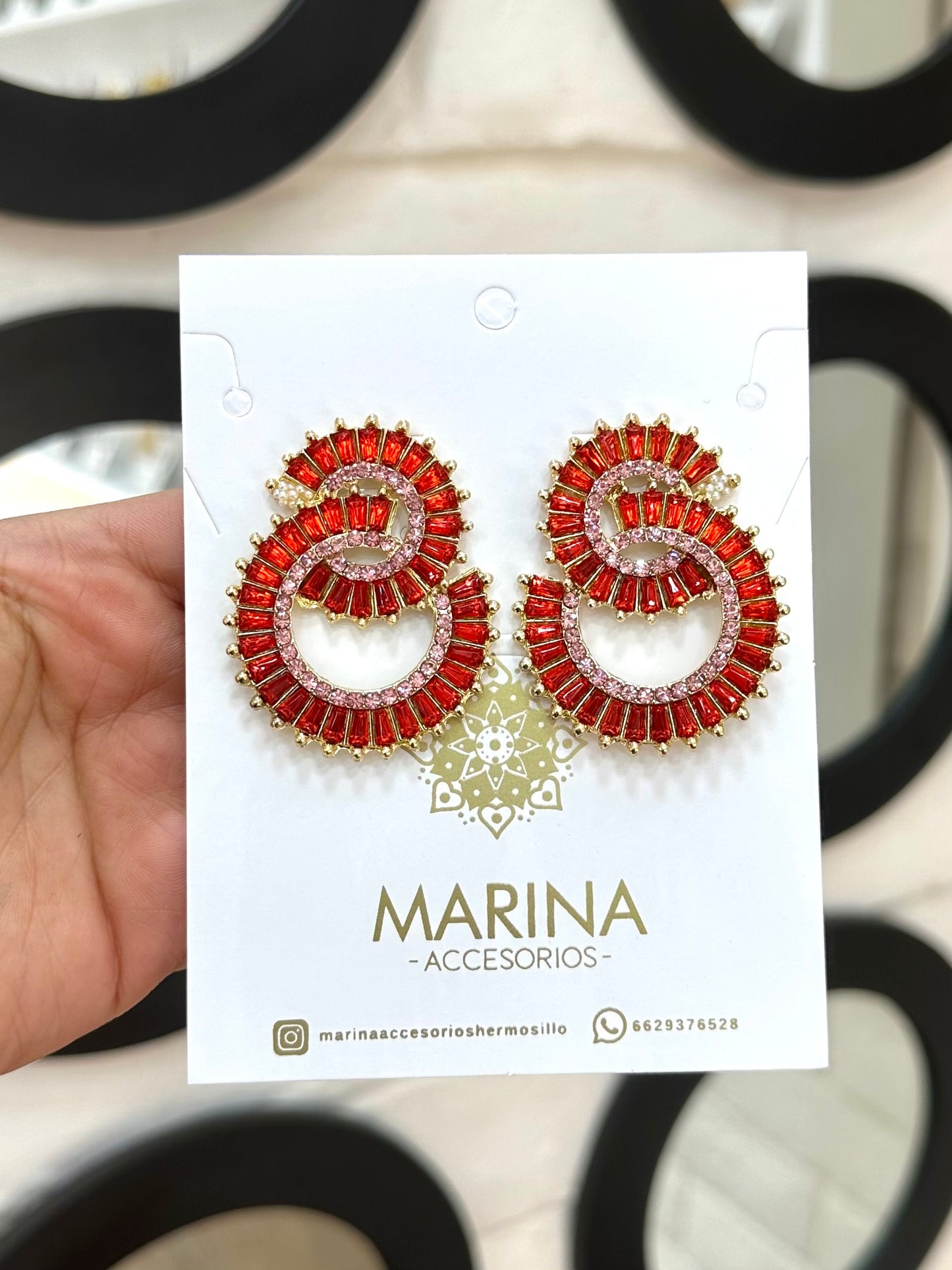 Aretes de pedrería rojo