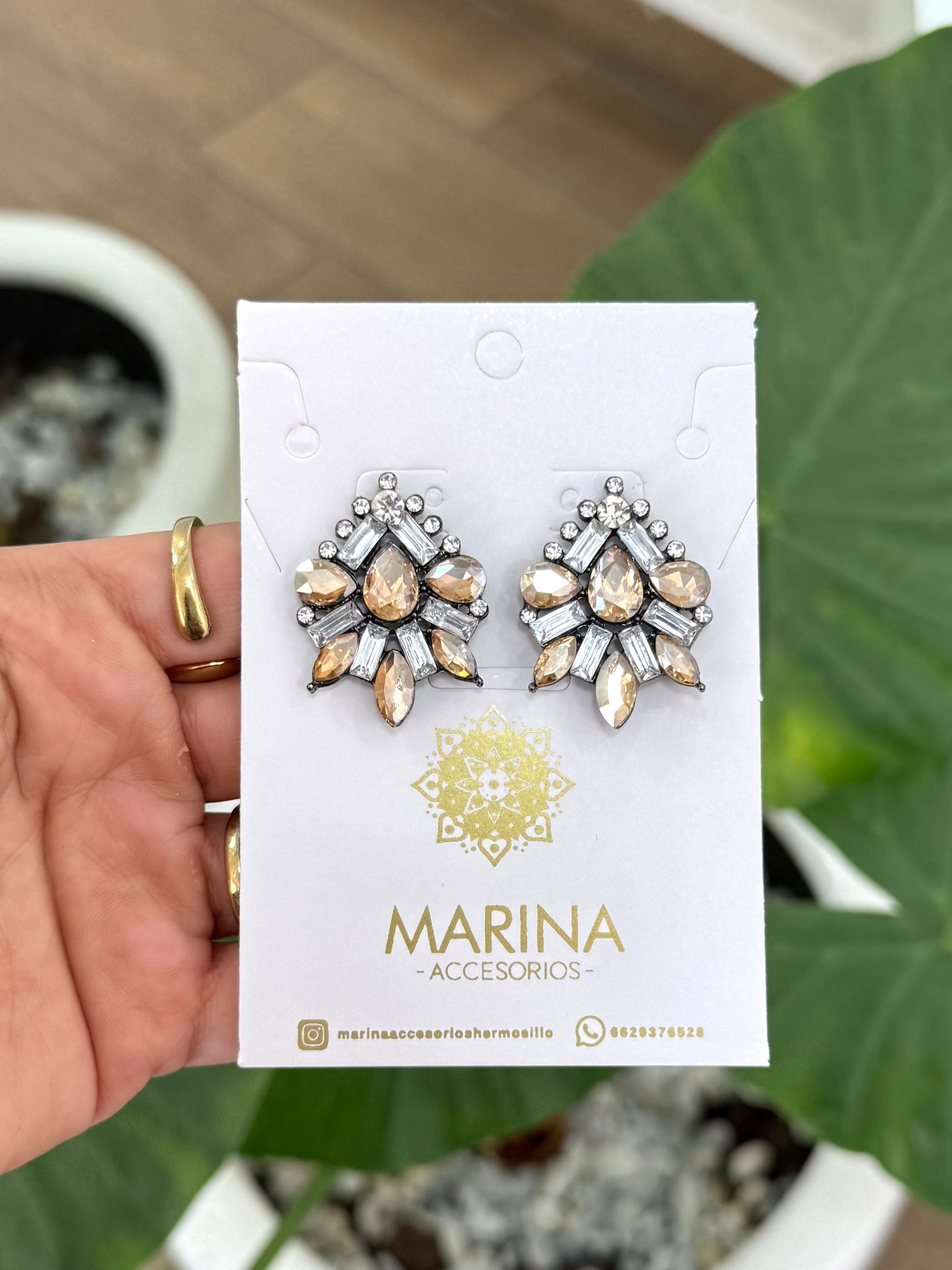 Aretes de pedrería dorados