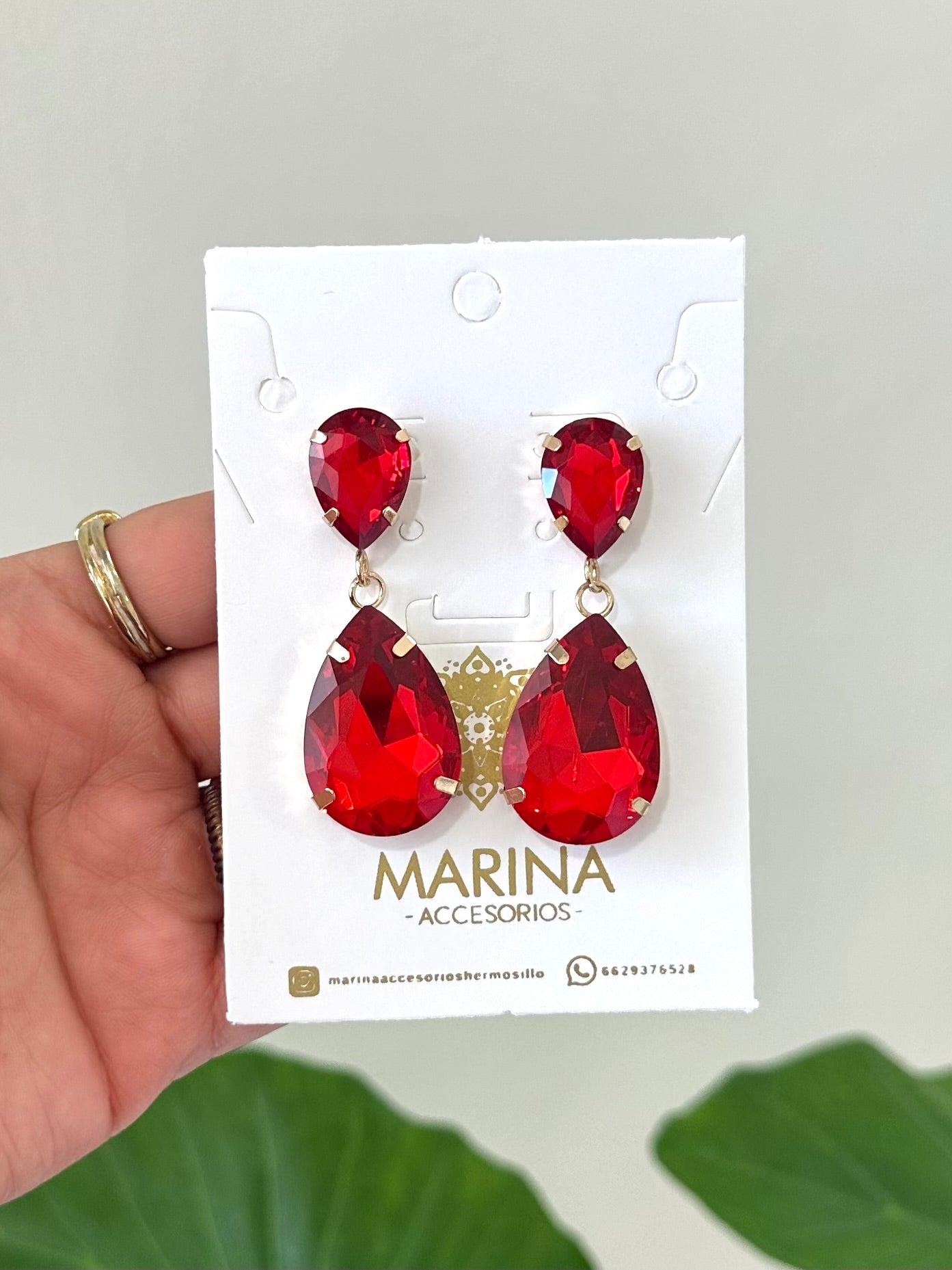 Aretes de pedrería rojo