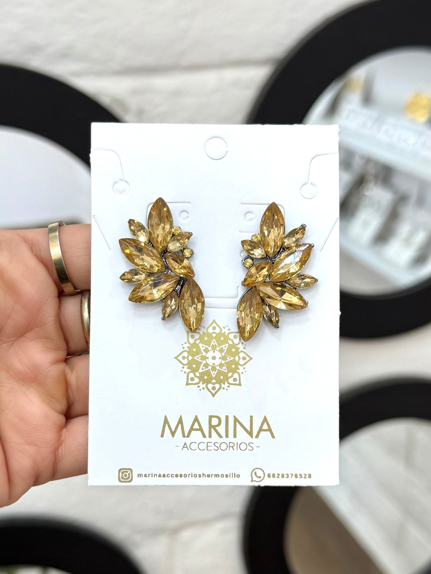 Aretes de pedrería dorados