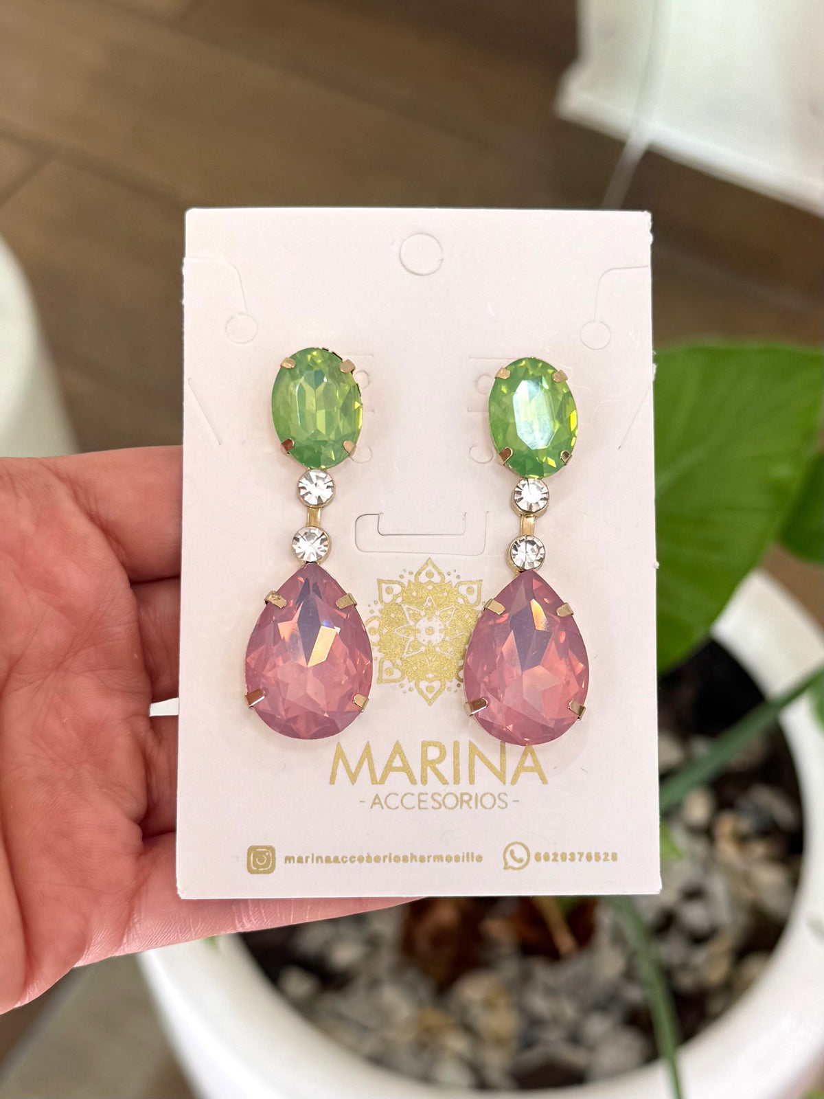 Aretes de pedrería multicolor