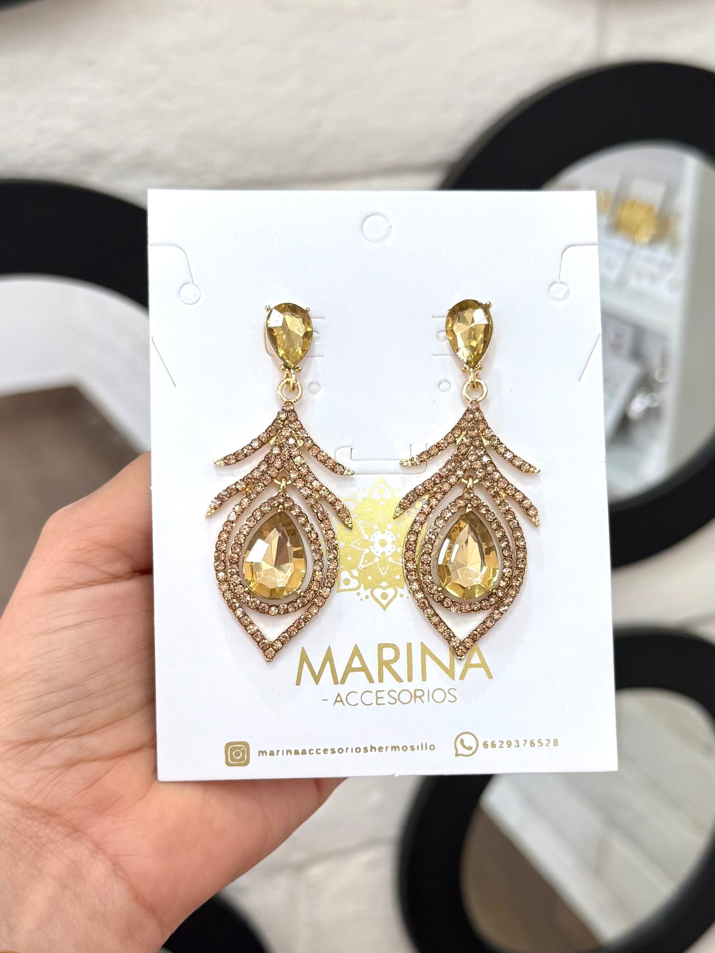 Aretes de pedrería dorados