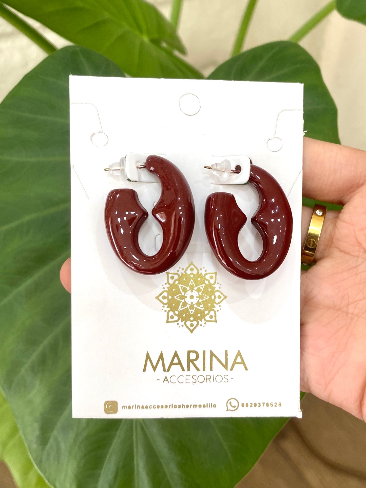 Aretes de pedrería rojo