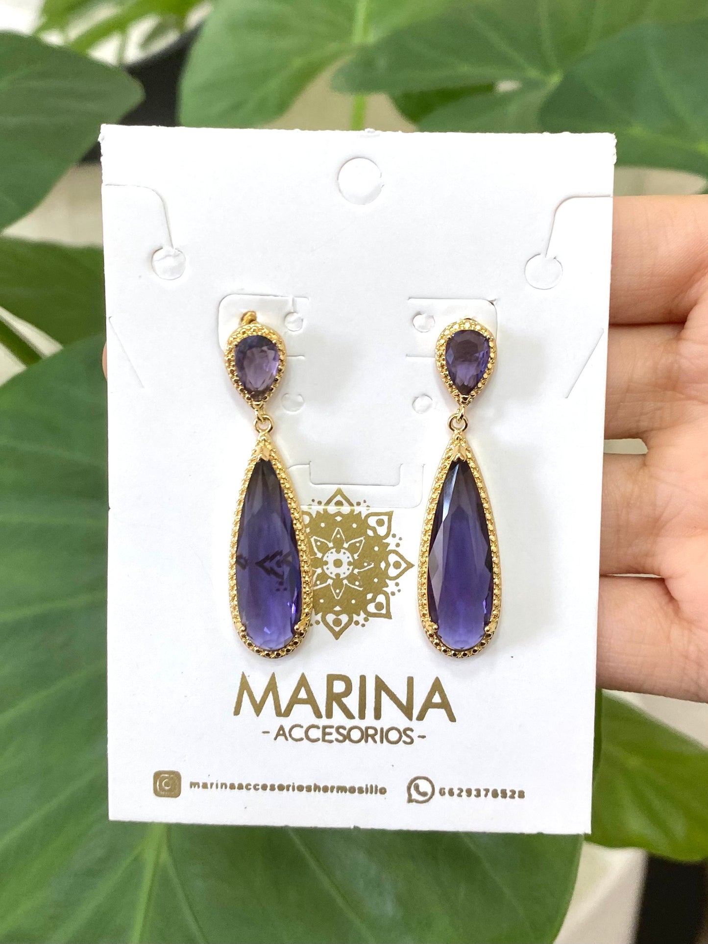 Aretes de pedrería morado