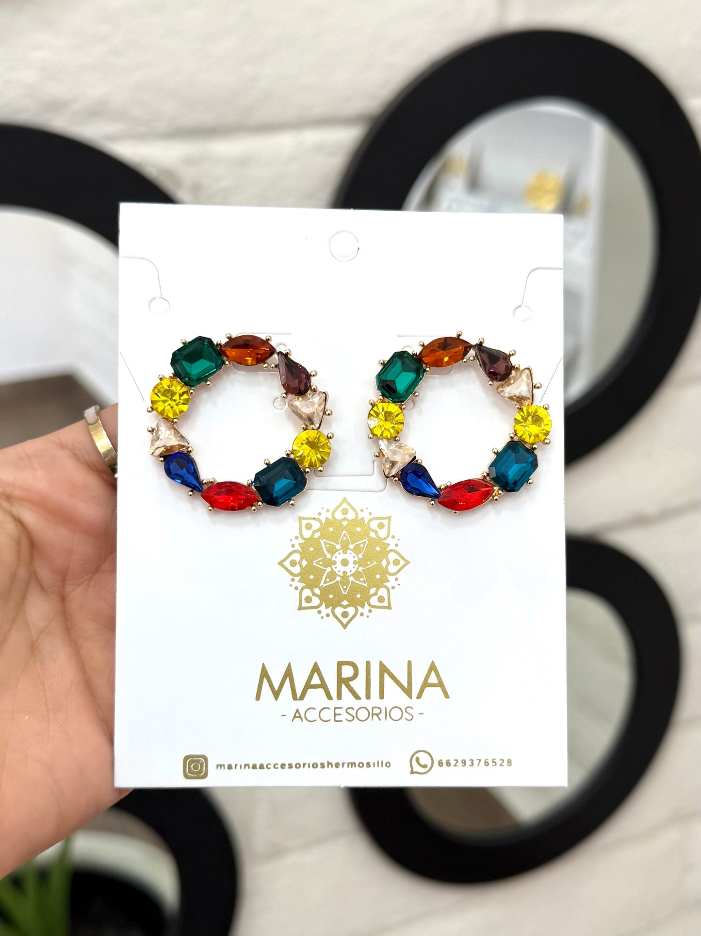 Aretes de pedrería multicolor