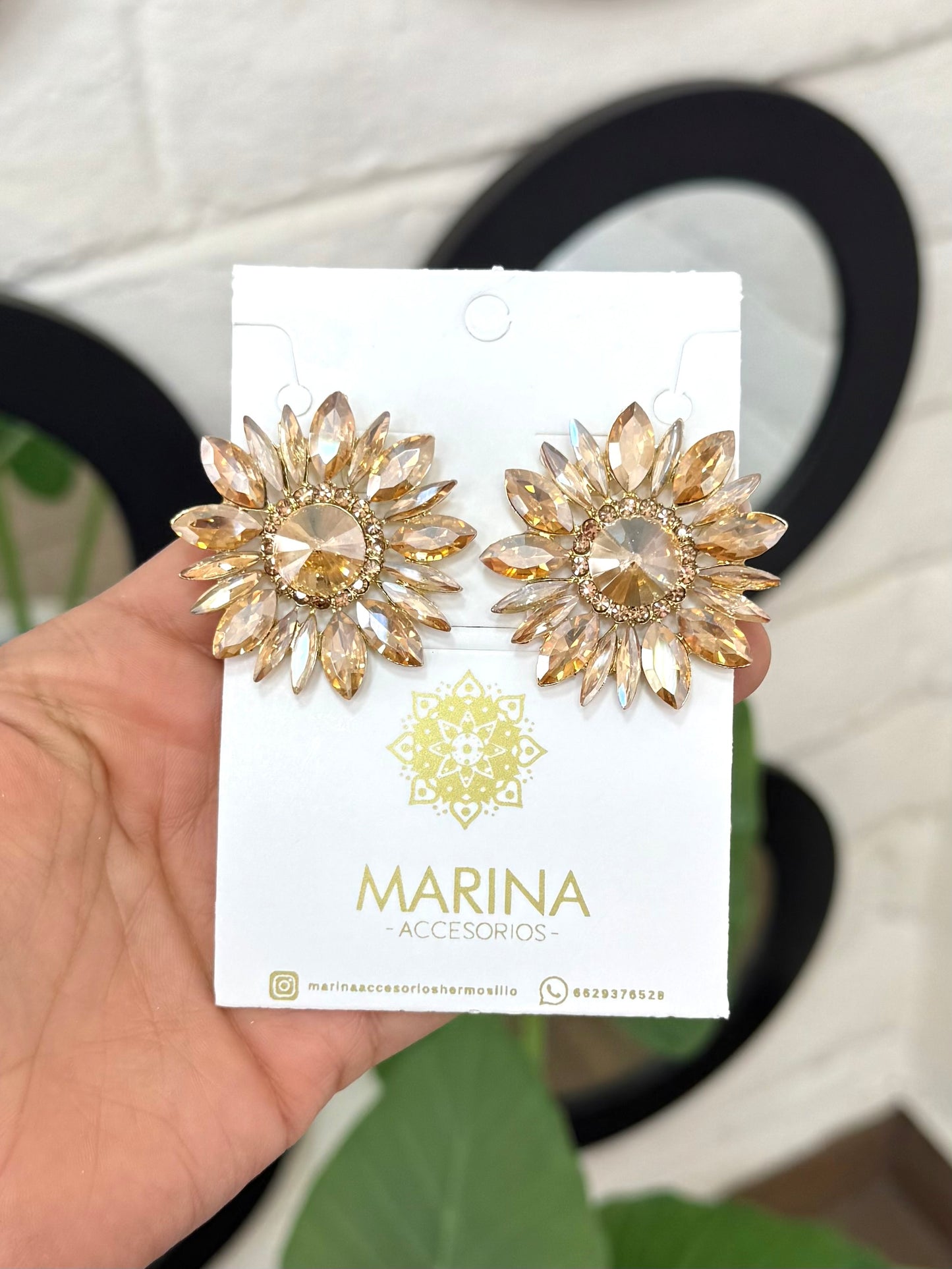 Aretes de pedrería dorados