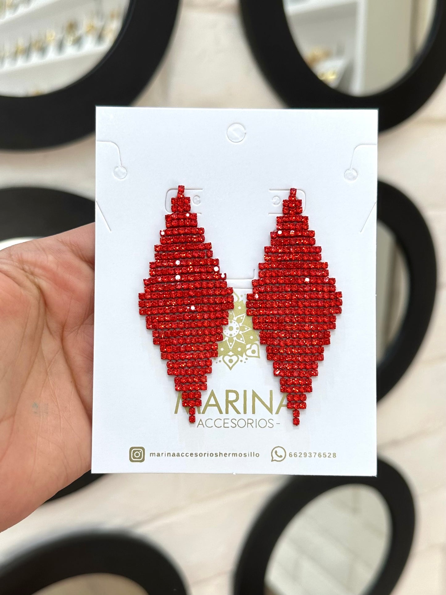 Aretes de pedrería rojo