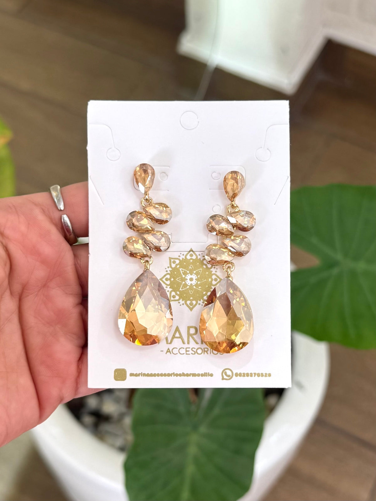 Aretes de pedrería dorados