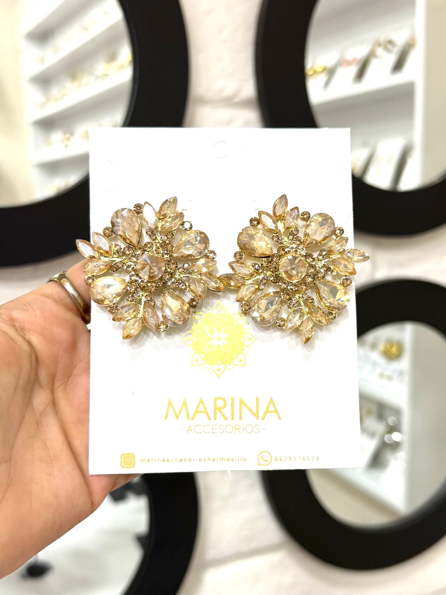 Aretes de pedrería dorados