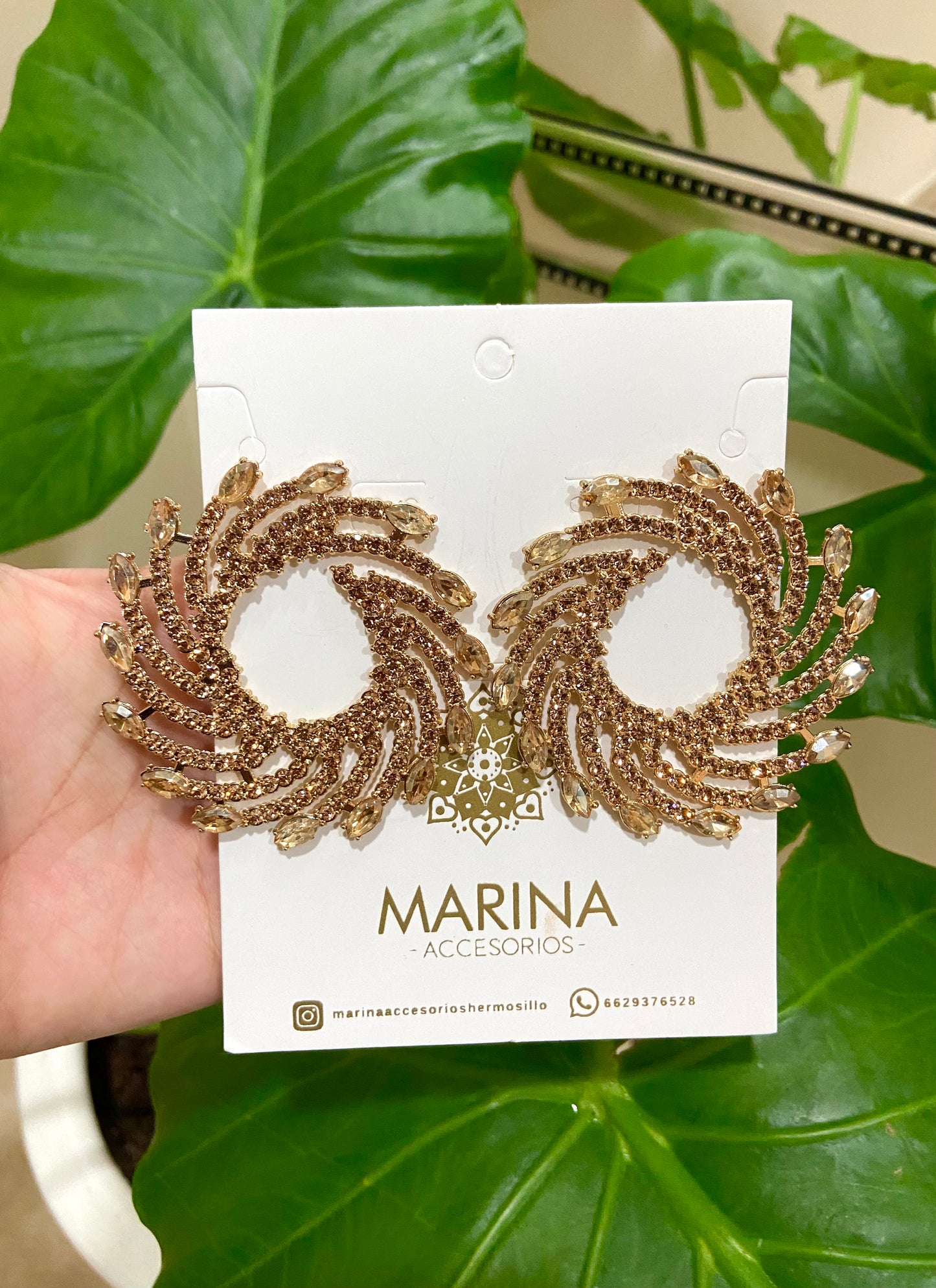Aretes de pedrería dorados
