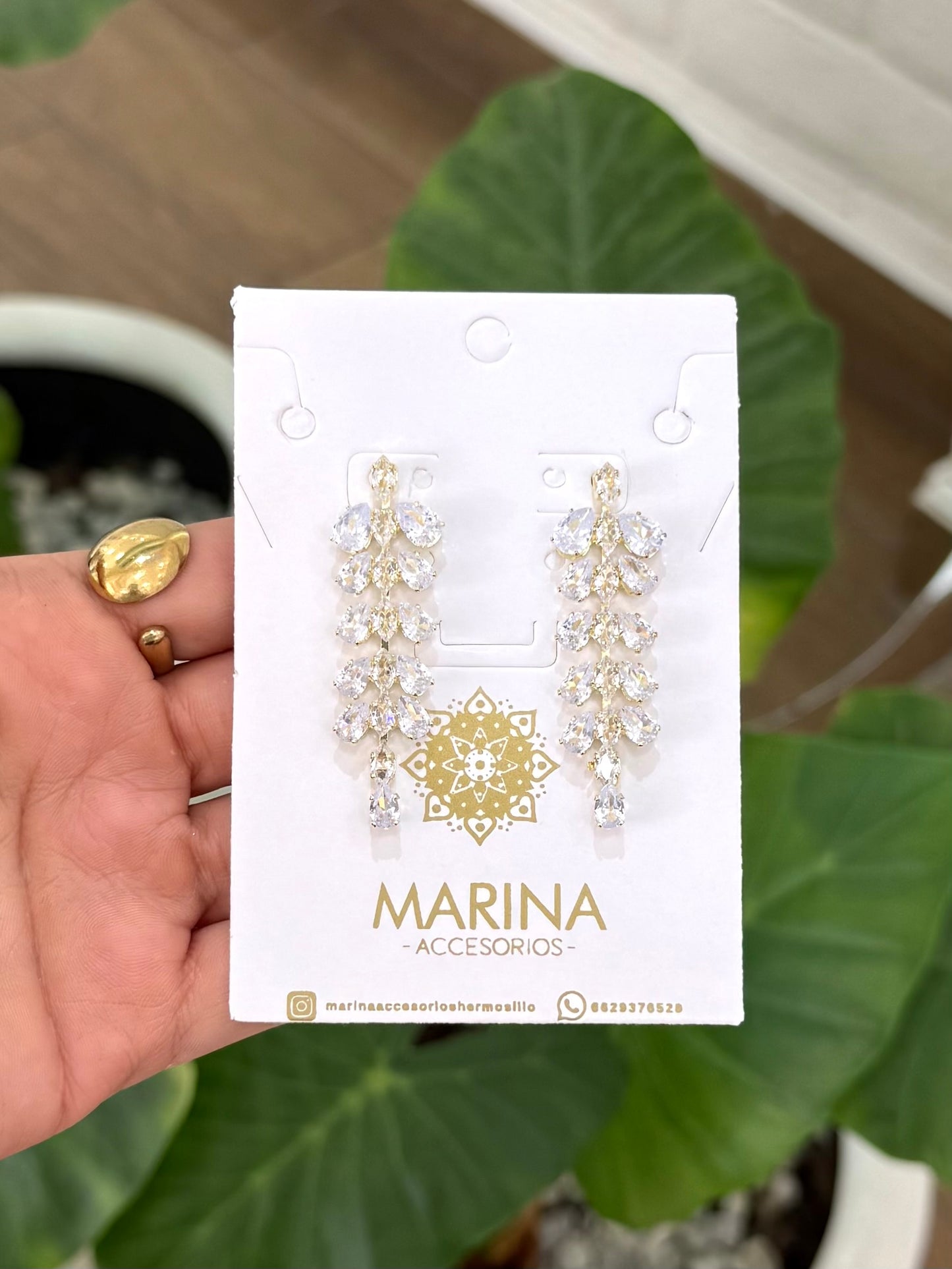 Aretes de pedrería dorados