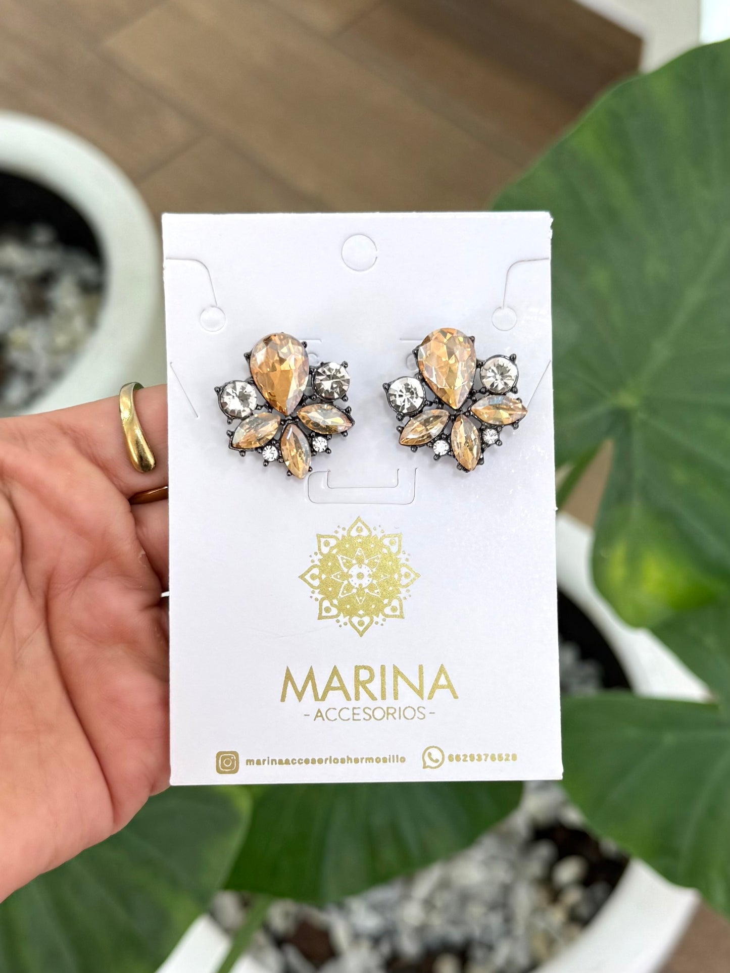 Aretes de pedrería dorados