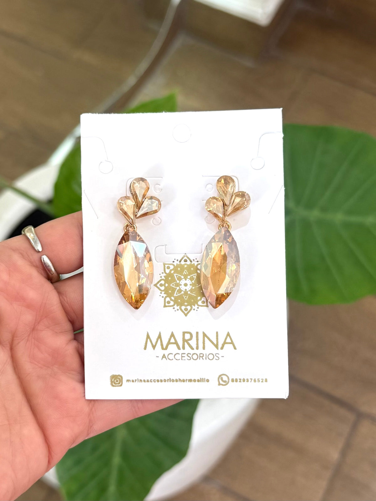 Aretes de pedrería dorados