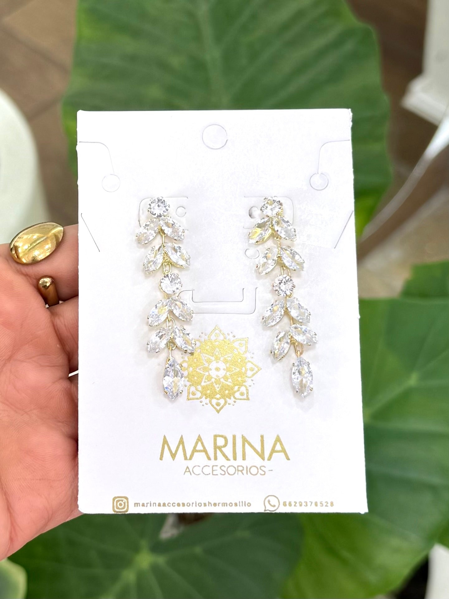 Aretes de pedrería dorados