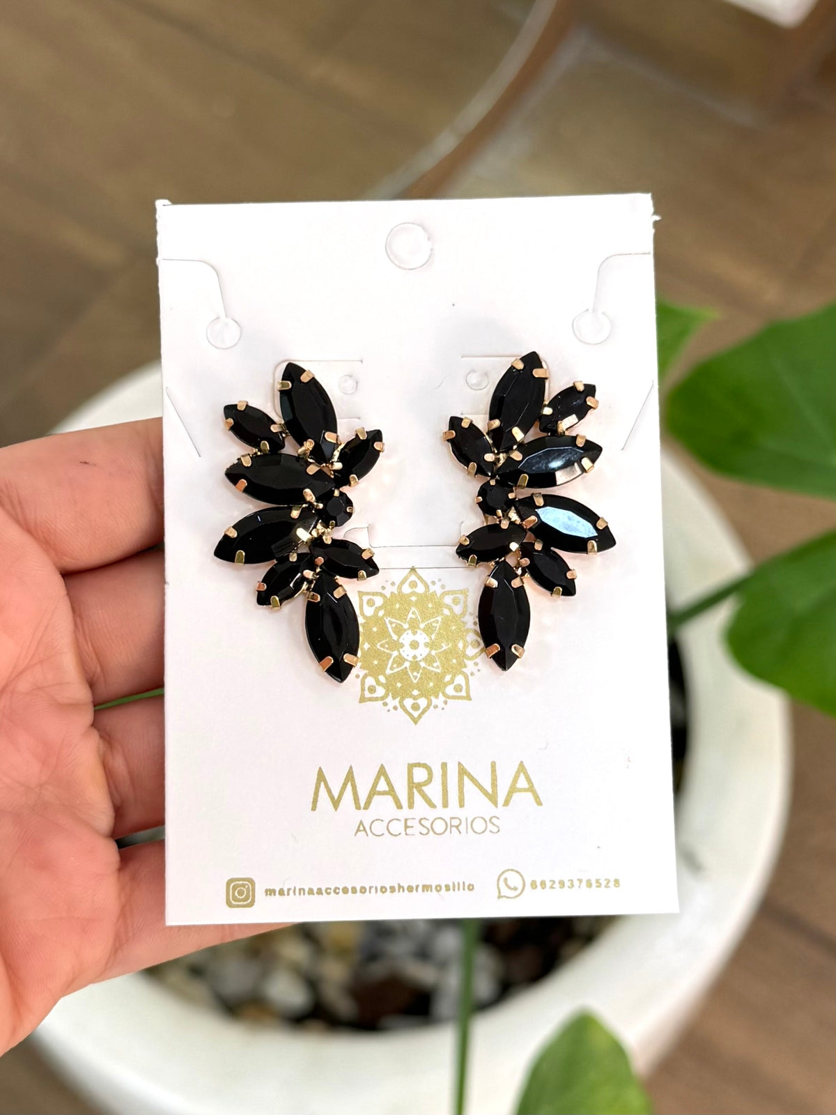 Aretes de pedrería negros