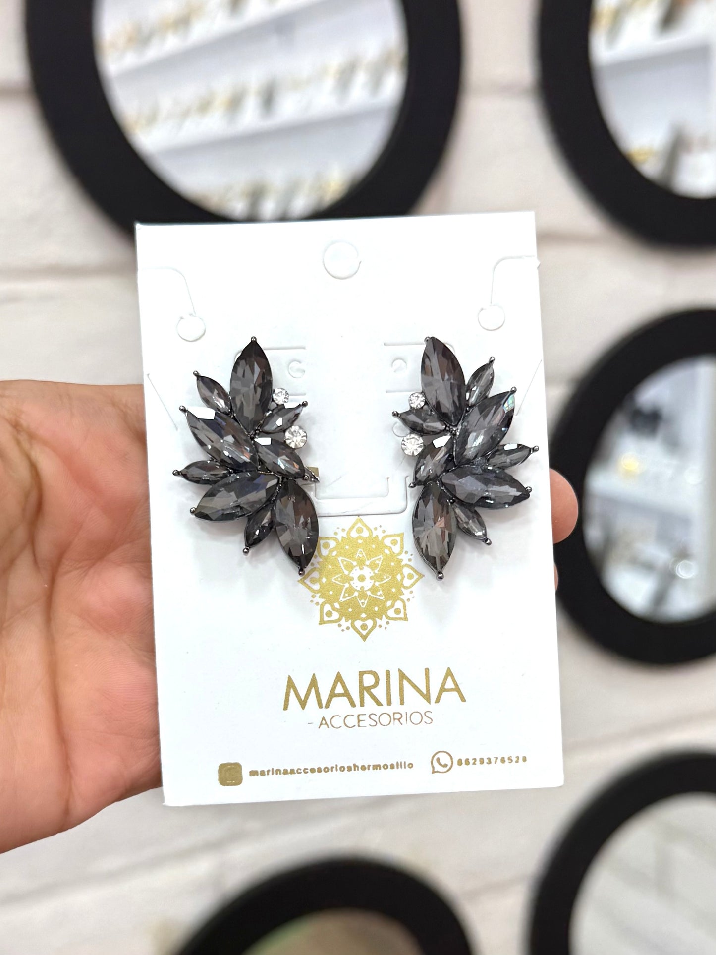 Aretes de pedrería negros