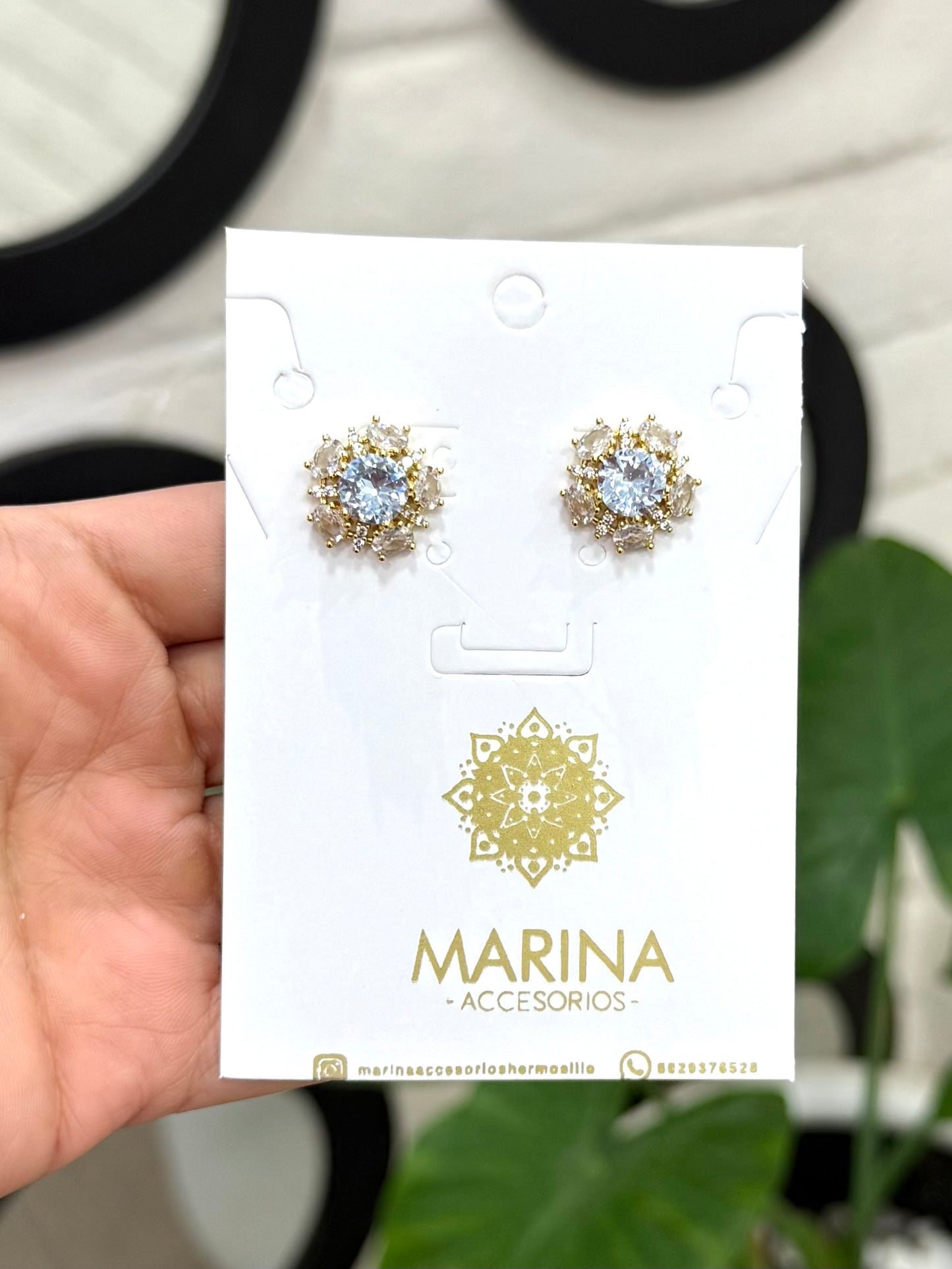 Aretes de pedrería dorados