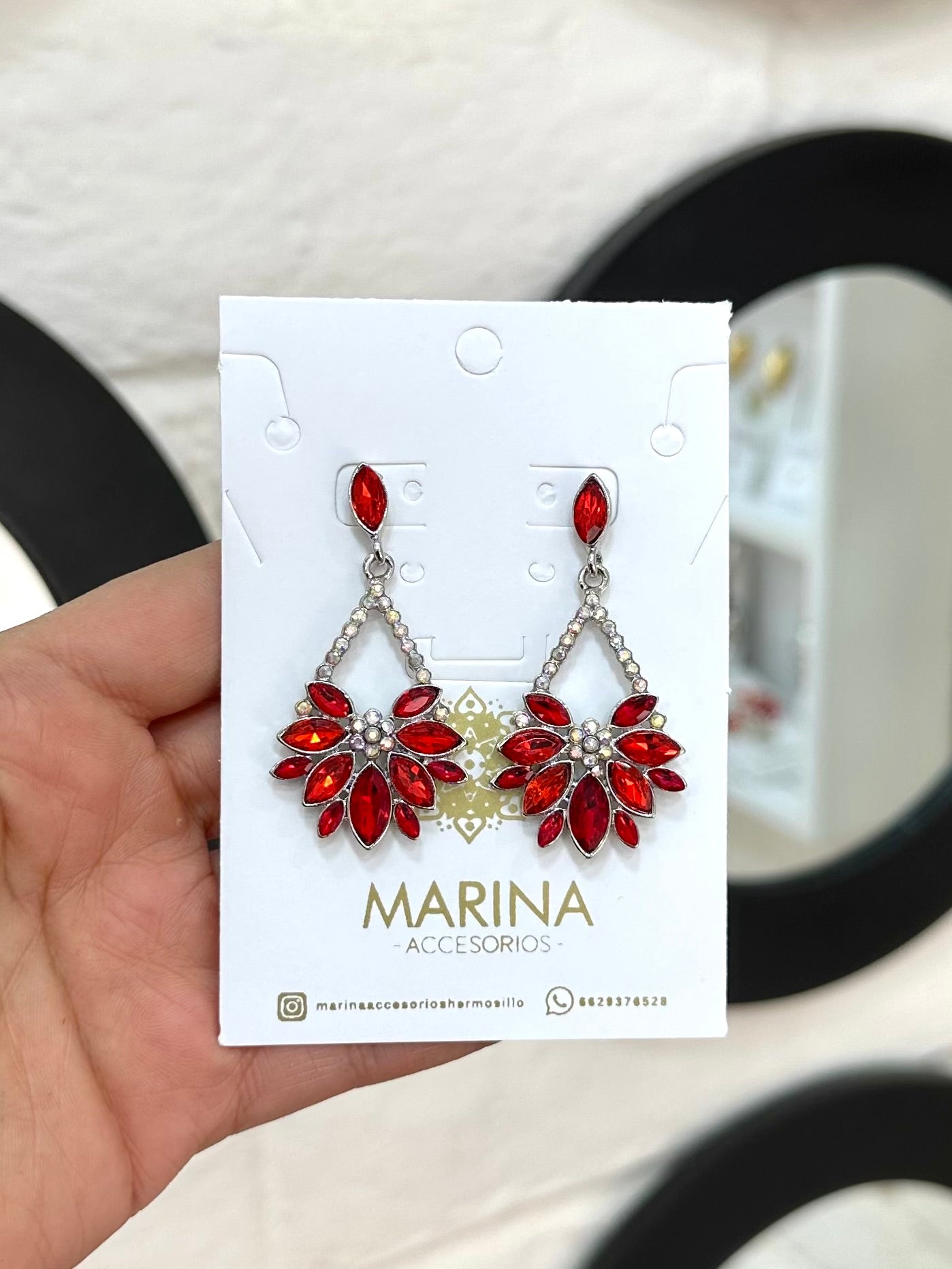 Aretes de pedrería rojo